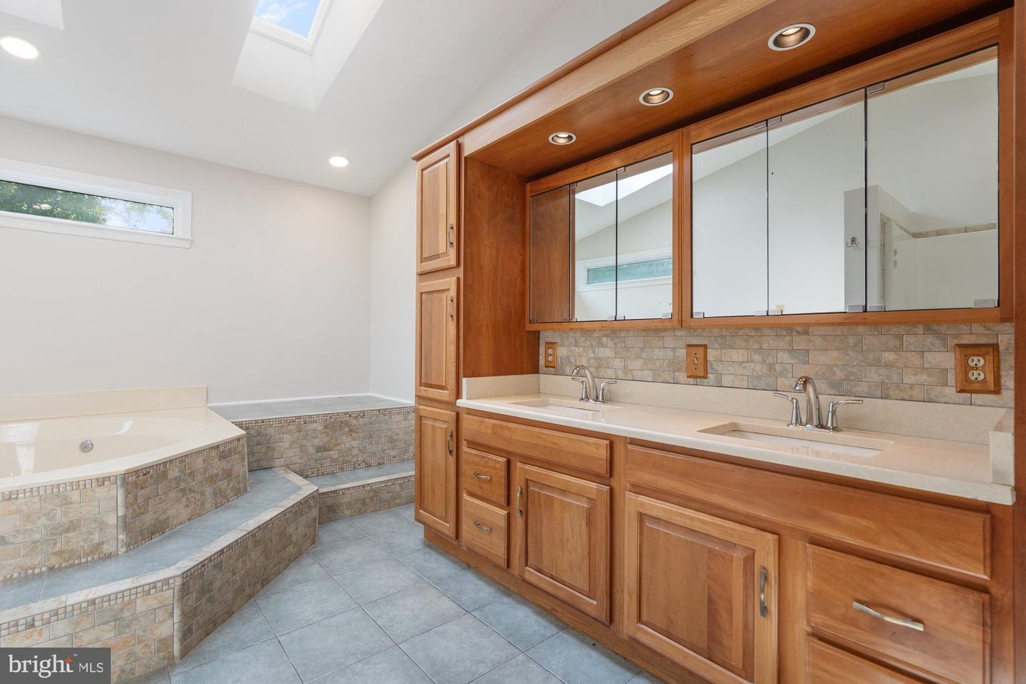 6015 FOREST RUN DR, CLIFTON, Virginia 20124, 4 Bedrooms Bedrooms, ,2 BathroomsBathrooms,Residential,For sale,6015 FOREST RUN DR,VAFX2246018 MLS # VAFX2246018