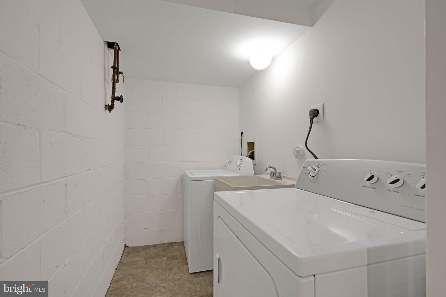 1135 MOOREFIELD HILL CT SW, VIENNA, Virginia 22180, 4 Bedrooms Bedrooms, ,3 BathroomsBathrooms,Residential,For sale,1135 MOOREFIELD HILL CT SW,VAFX2246244 MLS # VAFX2246244
