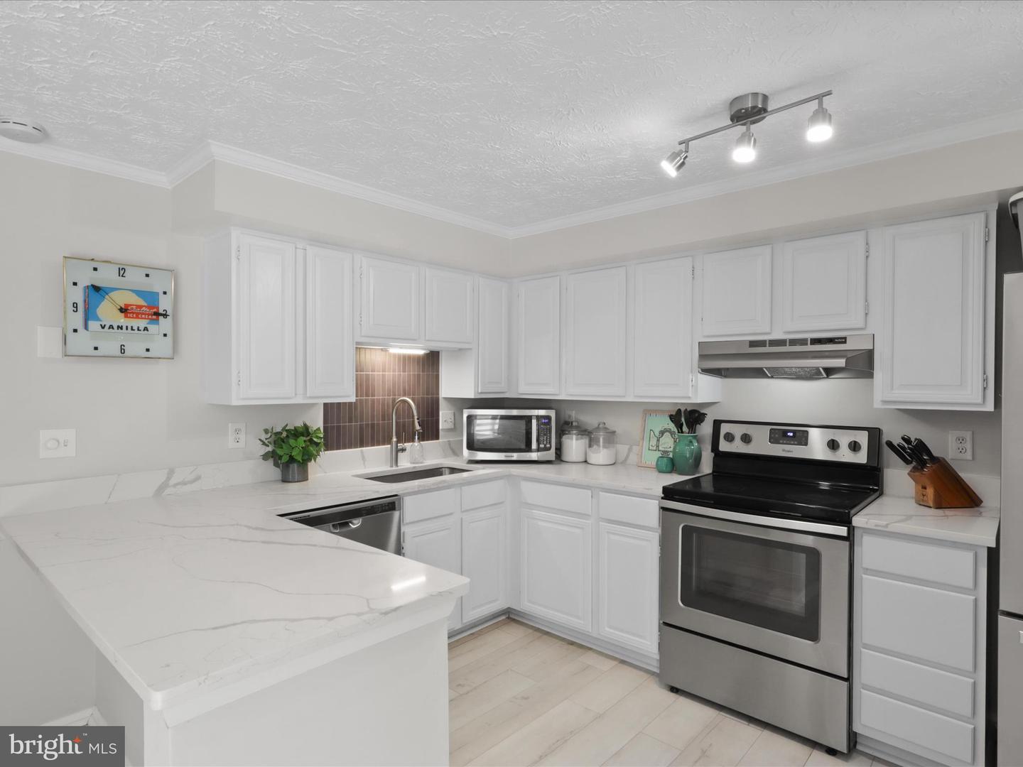 2042 BROOKS SQUARE PL, FALLS CHURCH, Virginia 22043, 3 Bedrooms Bedrooms, ,2 BathroomsBathrooms,Residential,For sale,2042 BROOKS SQUARE PL,VAFX2246336 MLS # VAFX2246336