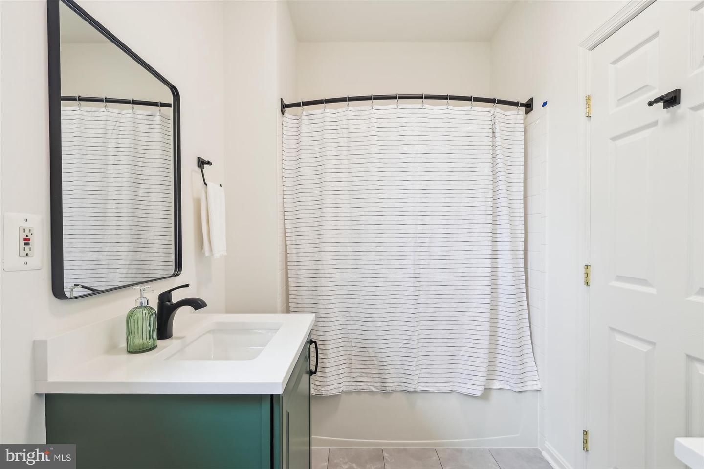 2142 N DINWIDDIE ST, ARLINGTON, Virginia 22207, 4 Bedrooms Bedrooms, ,3 BathroomsBathrooms,Residential,For sale,2142 N DINWIDDIE ST,VAAR2058988 MLS # VAAR2058988