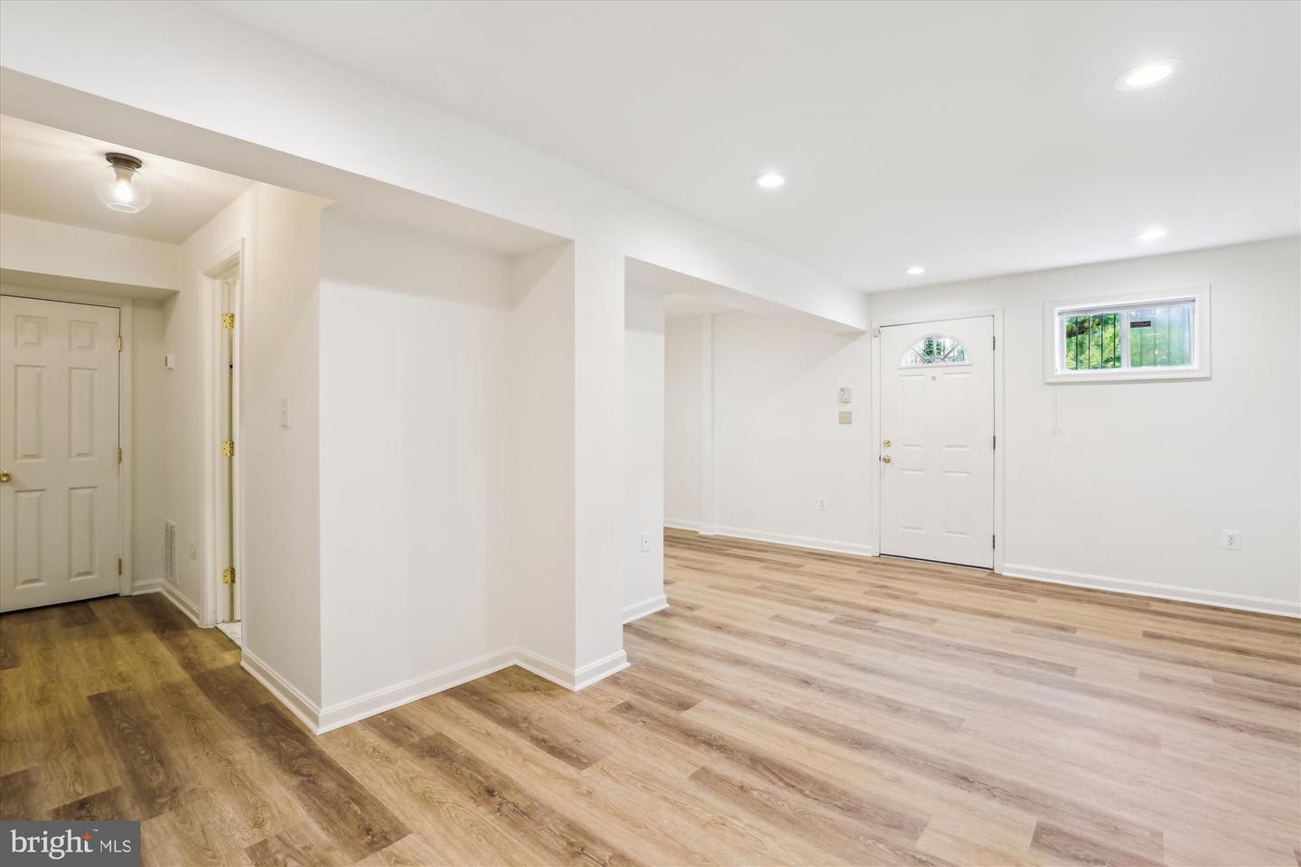 2142 N DINWIDDIE ST, ARLINGTON, Virginia 22207, 4 Bedrooms Bedrooms, ,3 BathroomsBathrooms,Residential,For sale,2142 N DINWIDDIE ST,VAAR2058988 MLS # VAAR2058988