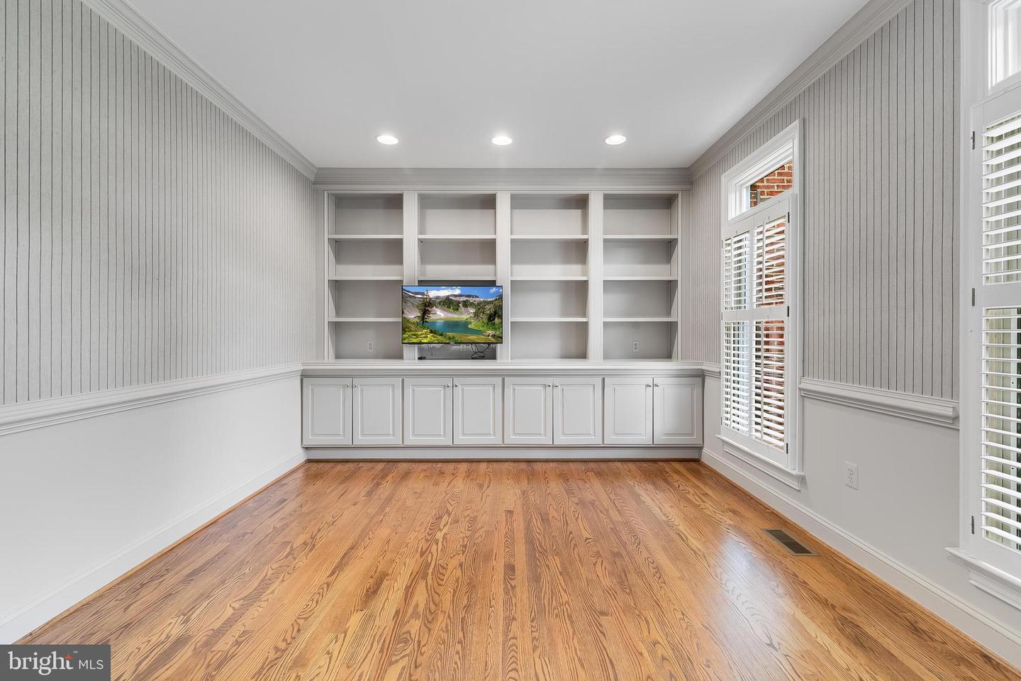 10501 HANNAH FARM RD, OAKTON, Virginia 22124, 4 Bedrooms Bedrooms, ,4 BathroomsBathrooms,Residential,For sale,10501 HANNAH FARM RD,VAFX2246720 MLS # VAFX2246720