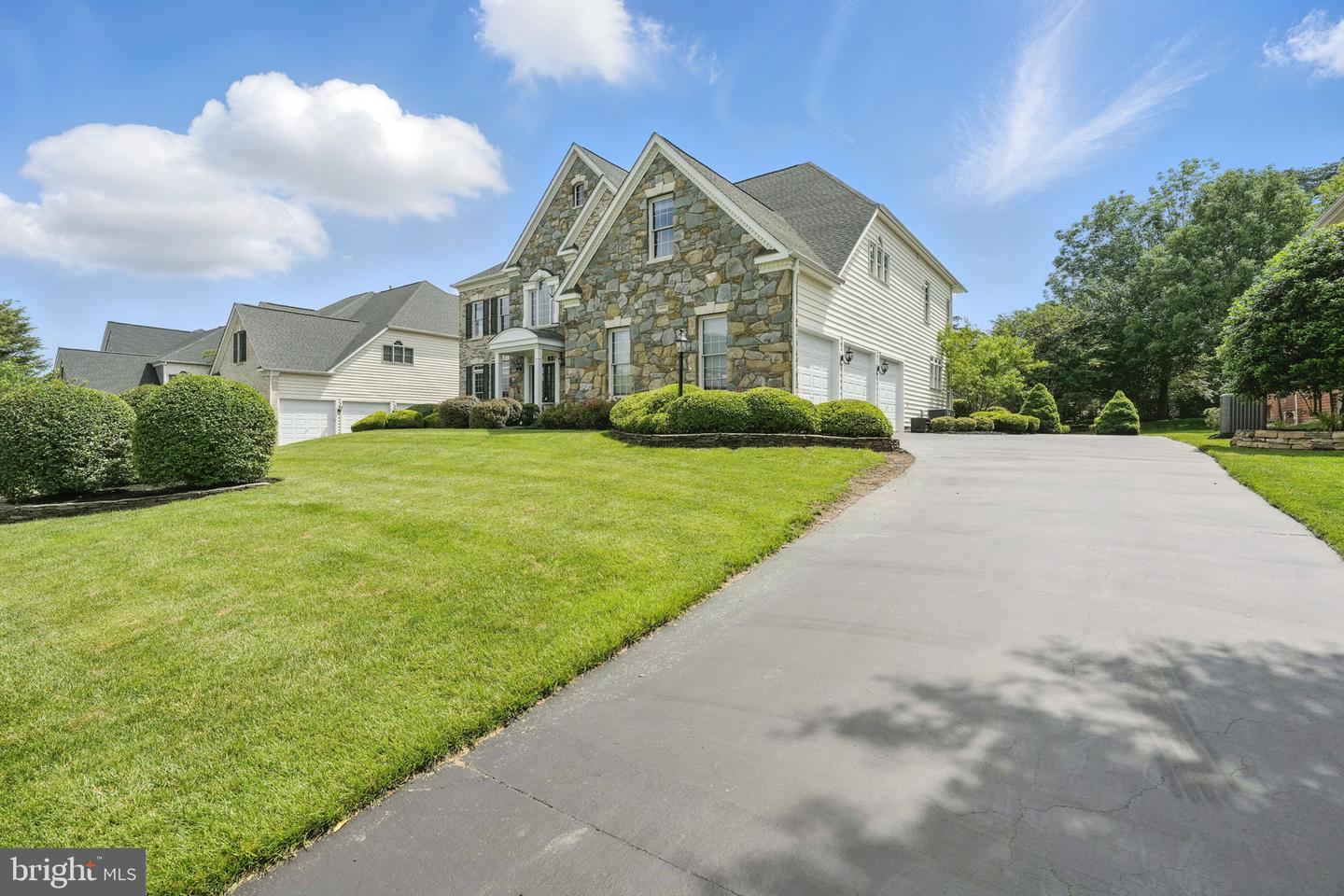 6033 TINLEY MILL DR, HAYMARKET, Virginia 20169, 4 Bedrooms Bedrooms, ,4 BathroomsBathrooms,Residential,For sale,6033 TINLEY MILL DR,VAPW2096804 MLS # VAPW2096804