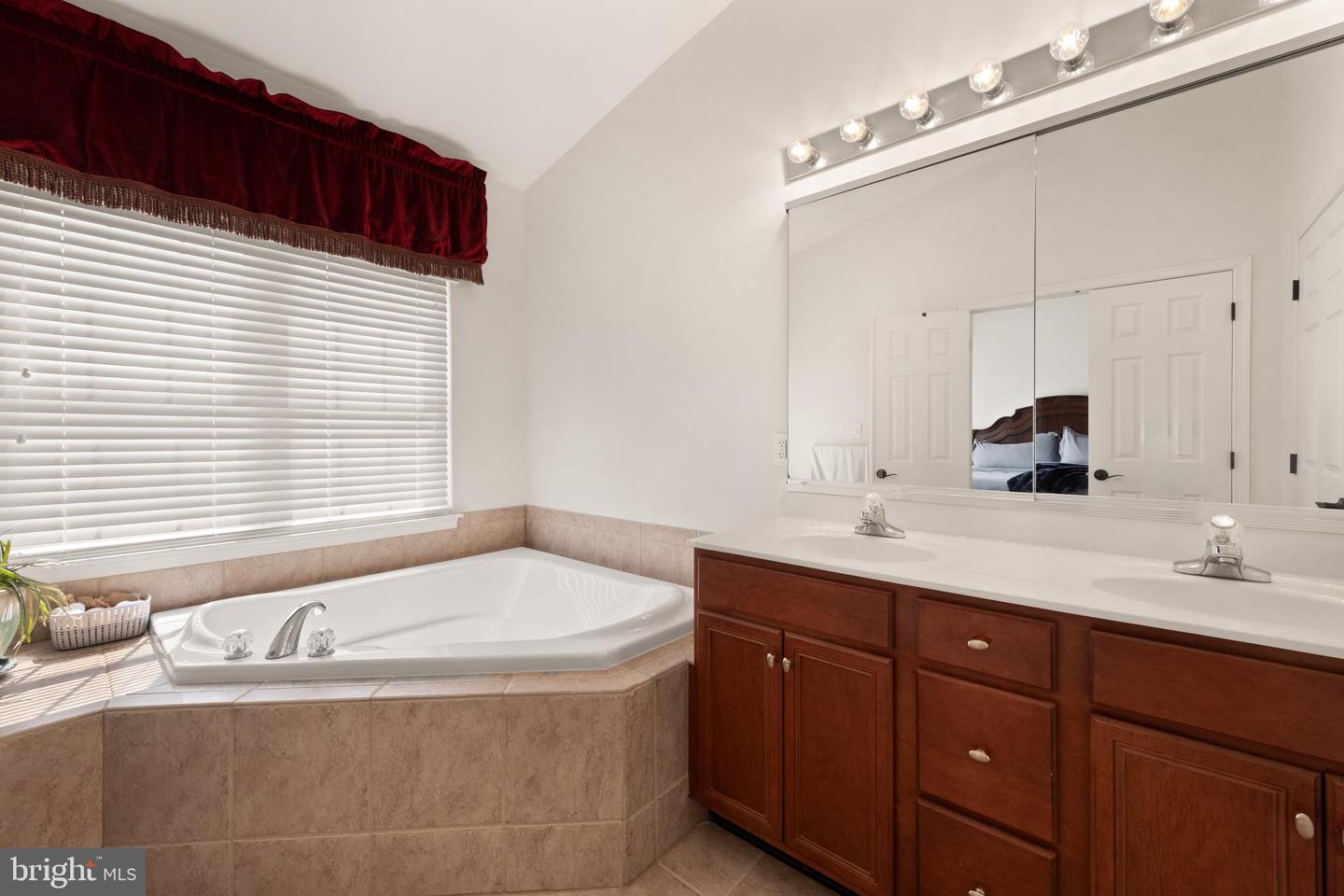25198 LARKS TER, CHANTILLY, Virginia 20152, 3 Bedrooms Bedrooms, ,2 BathroomsBathrooms,Residential,For sale,25198 LARKS TER,VALO2099384 MLS # VALO2099384