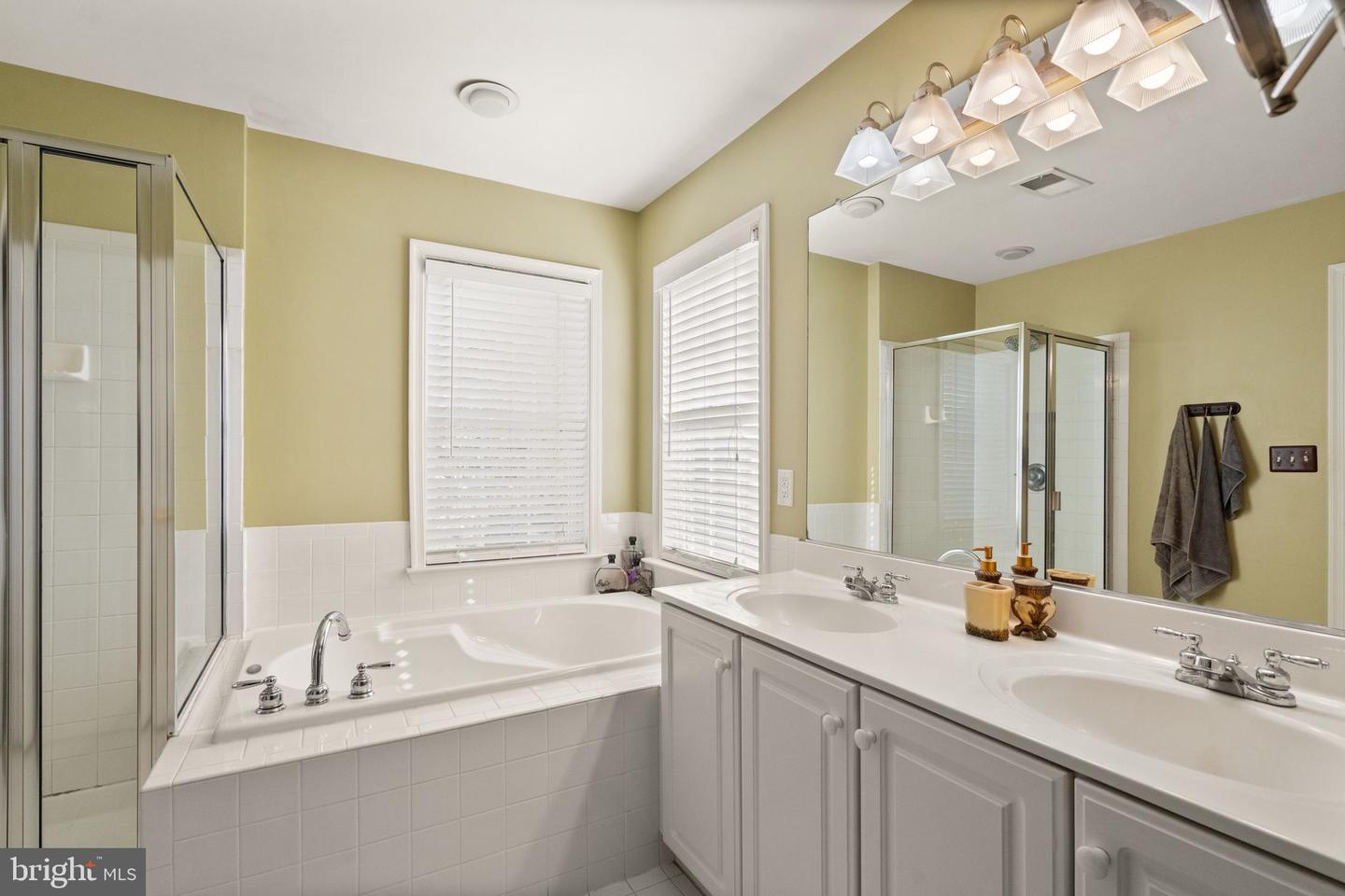 25336 RIPLEYS FIELD DR, CHANTILLY, Virginia 20152, 3 Bedrooms Bedrooms, ,3 BathroomsBathrooms,Residential,For sale,25336 RIPLEYS FIELD DR,VALO2099466 MLS # VALO2099466