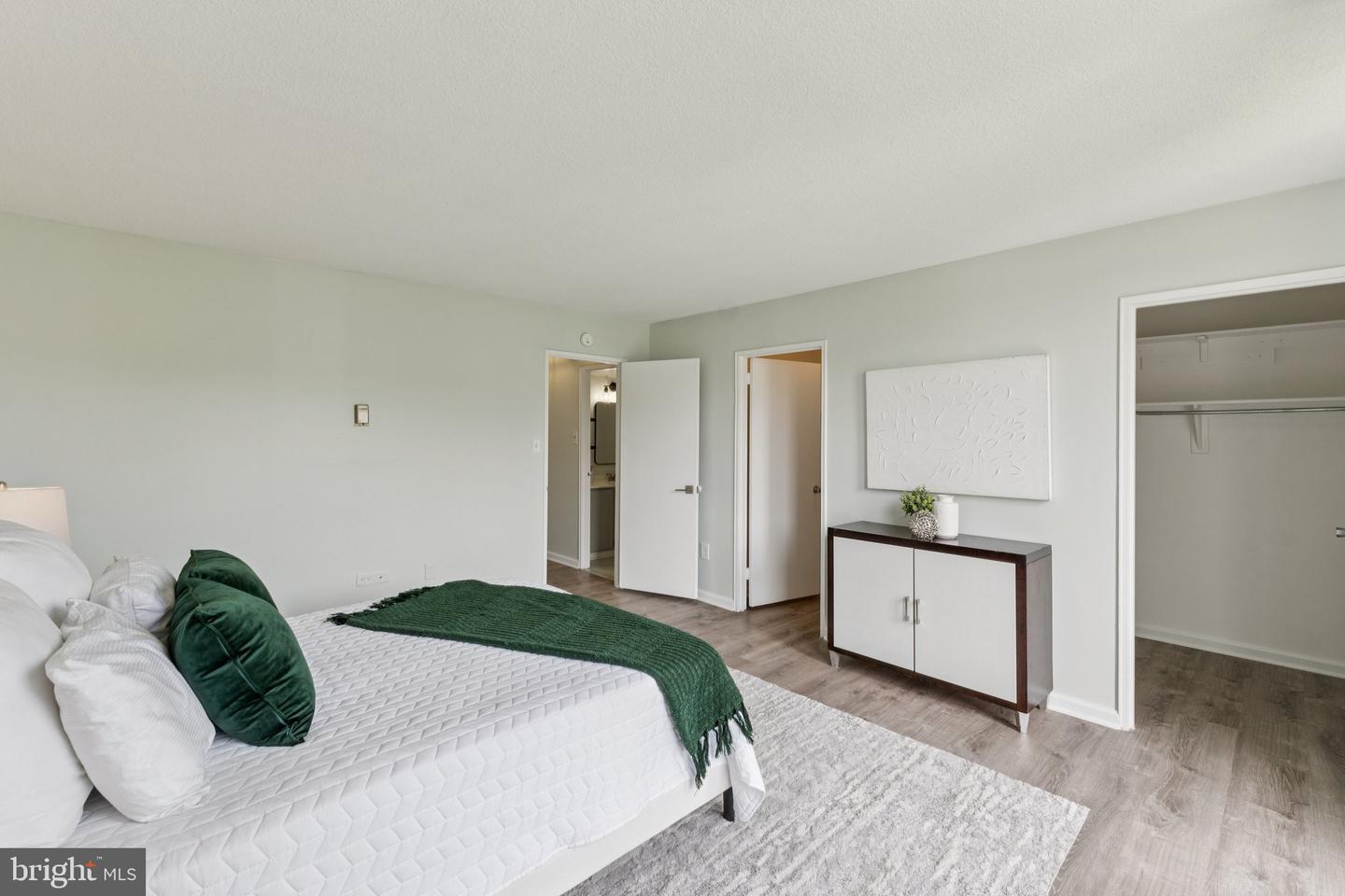 4600 S FOUR MILE RUN DR #526, ARLINGTON, Virginia 22204, 1 Bedroom Bedrooms, ,1 BathroomBathrooms,Residential,For sale,4600 S FOUR MILE RUN DR #526,VAAR2059208 MLS # VAAR2059208