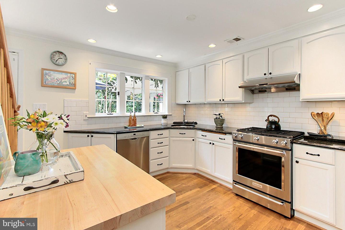 3132 HOLMES RUN RD, FALLS CHURCH, Virginia 22042, 4 Bedrooms Bedrooms, ,2 BathroomsBathrooms,Residential,For sale,3132 HOLMES RUN RD,VAFX2247612 MLS # VAFX2247612