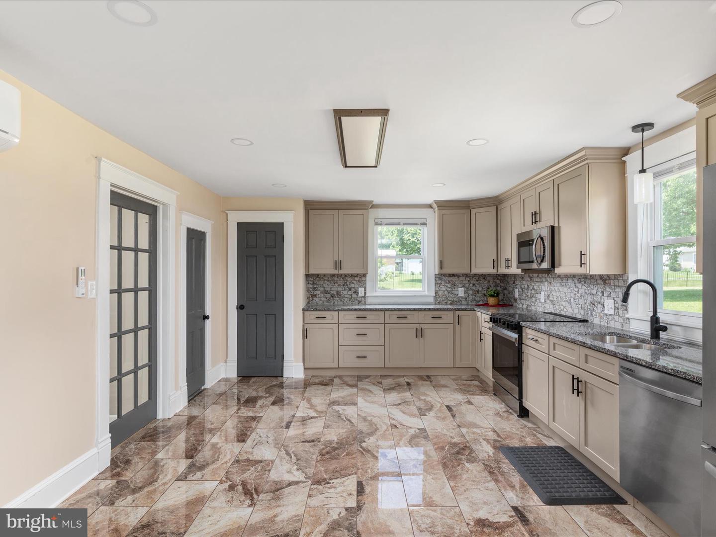 232 CRAWFORD ST, STRASBURG, Virginia 22657, 4 Bedrooms Bedrooms, ,3 BathroomsBathrooms,Residential,For sale,232 CRAWFORD ST,VASH2011724 MLS # VASH2011724