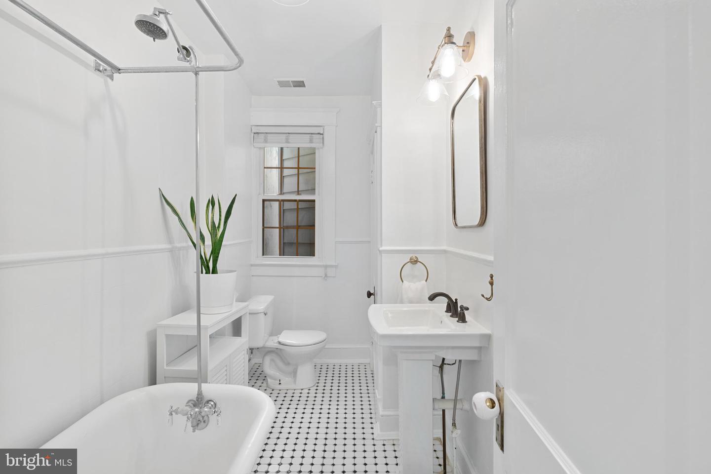 2009 37TH ST NW, WASHINGTON, District Of Columbia 20007, 2 Bedrooms Bedrooms, 7 Rooms Rooms,1 BathroomBathrooms,Residential,For sale,2009 37TH ST NW,DCDC2205938 MLS # DCDC2205938