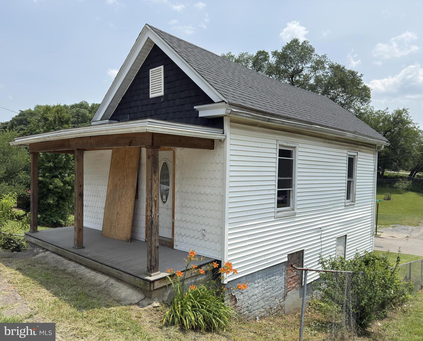 330 HARRISON AVE NW, ROANOKE, Virginia 24016, 2 Bedrooms Bedrooms, ,1 BathroomBathrooms,Residential,For sale,330 HARRISON AVE NW,VARA2000038 MLS # VARA2000038