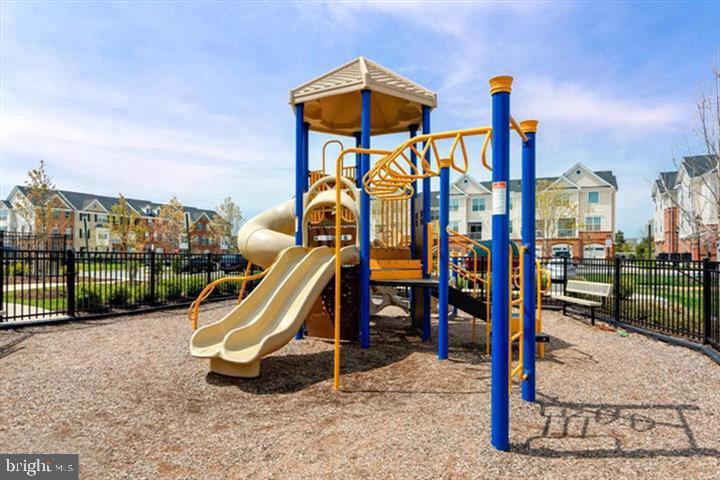 23245 MILLTOWN KNOLL SQ #103, ASHBURN, Virginia 20148, 2 Bedrooms Bedrooms, ,2 BathroomsBathrooms,Residential,For sale,23245 MILLTOWN KNOLL SQ #103,VALO2099574 MLS # VALO2099574