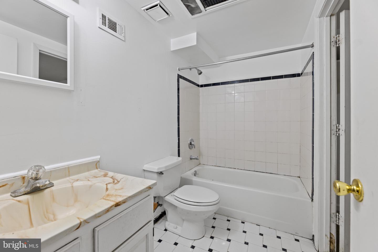 130 OAK VIEW DR SE, LEESBURG, Virginia 20175, 3 Bedrooms Bedrooms, ,3 BathroomsBathrooms,Residential,For sale,130 OAK VIEW DR SE,VALO2099626 MLS # VALO2099626