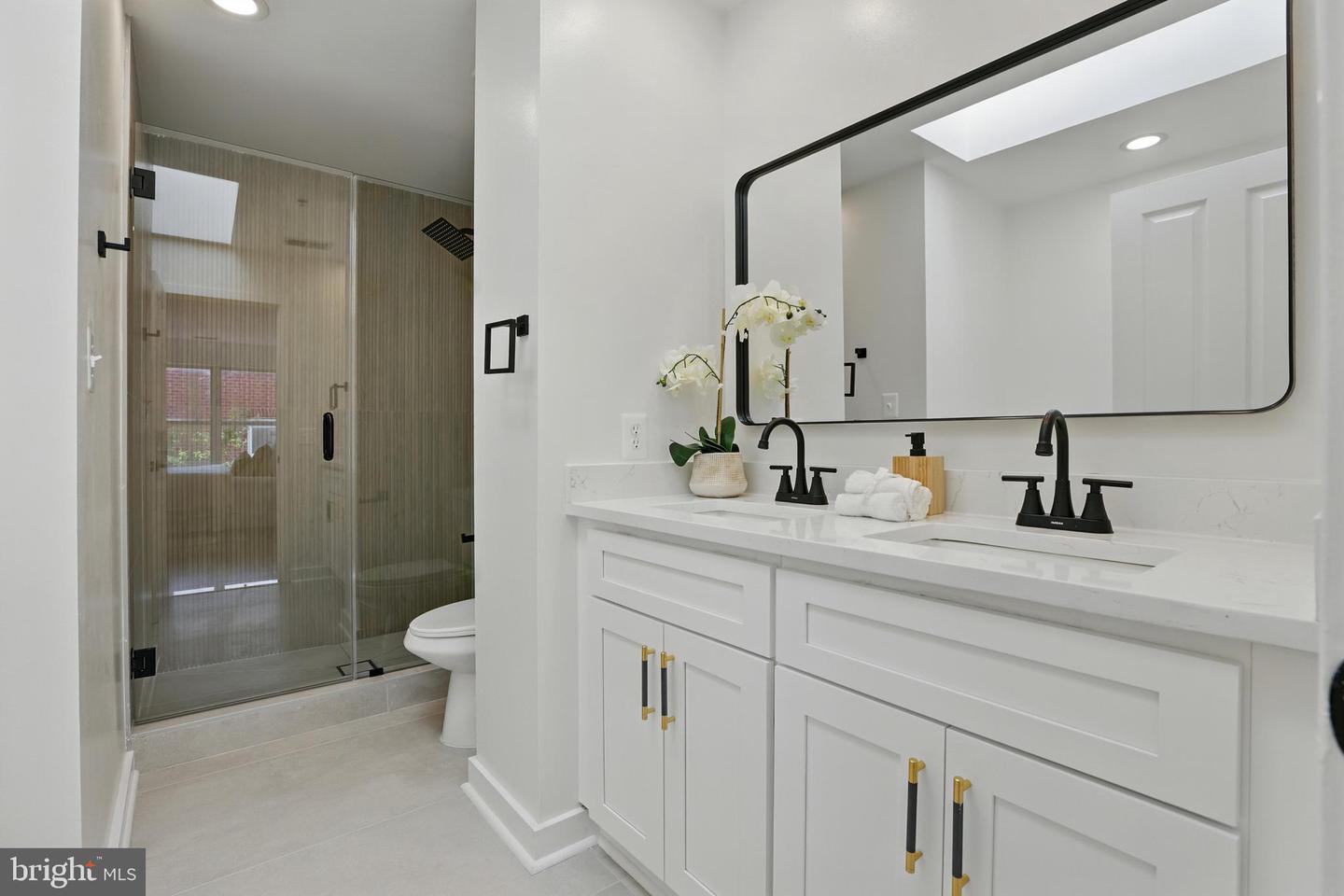 2127 12TH PL NW, WASHINGTON, District Of Columbia 20009, 3 Bedrooms Bedrooms, ,3 BathroomsBathrooms,Residential,For sale,2127 12TH PL NW,DCDC2205352 MLS # DCDC2205352
