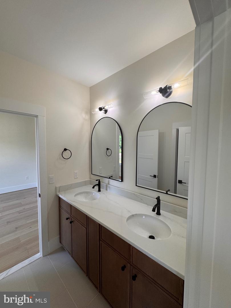 517 WALKER ST SW, VIENNA, Virginia 22180, 6 Bedrooms Bedrooms, ,5 BathroomsBathrooms,Residential,For sale,517 WALKER ST SW,VAFX2248012 MLS # VAFX2248012