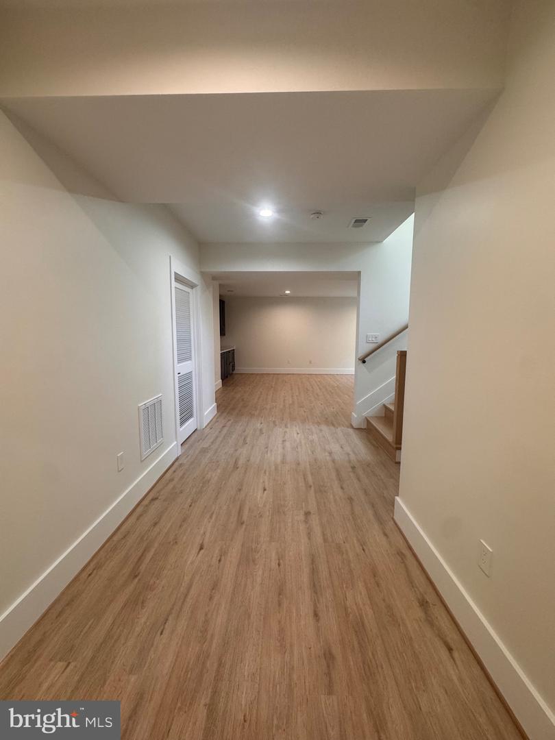 517 WALKER ST SW, VIENNA, Virginia 22180, 6 Bedrooms Bedrooms, ,5 BathroomsBathrooms,Residential,For sale,517 WALKER ST SW,VAFX2248012 MLS # VAFX2248012