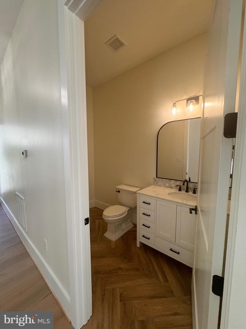 517 WALKER ST SW, VIENNA, Virginia 22180, 6 Bedrooms Bedrooms, ,5 BathroomsBathrooms,Residential,For sale,517 WALKER ST SW,VAFX2248012 MLS # VAFX2248012