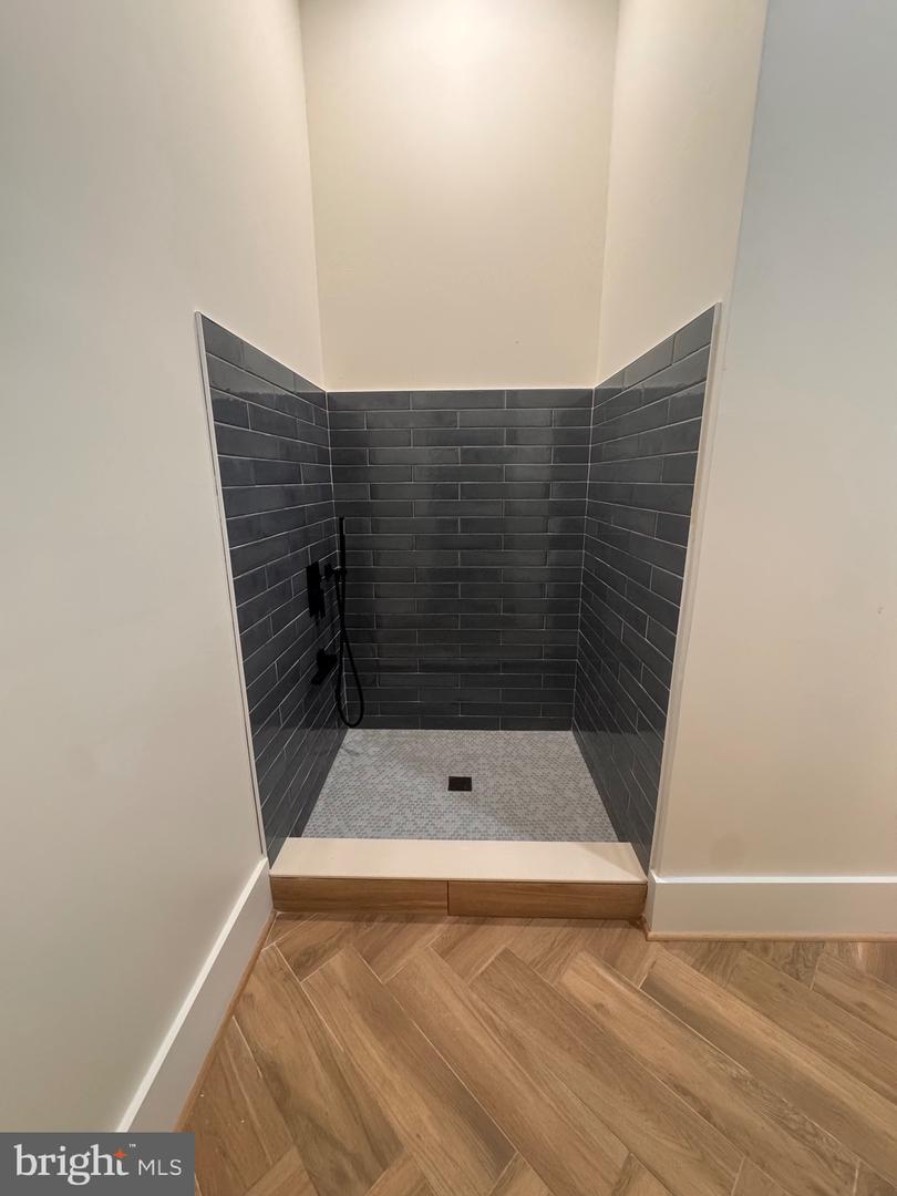 517 WALKER ST SW, VIENNA, Virginia 22180, 6 Bedrooms Bedrooms, ,5 BathroomsBathrooms,Residential,For sale,517 WALKER ST SW,VAFX2248012 MLS # VAFX2248012
