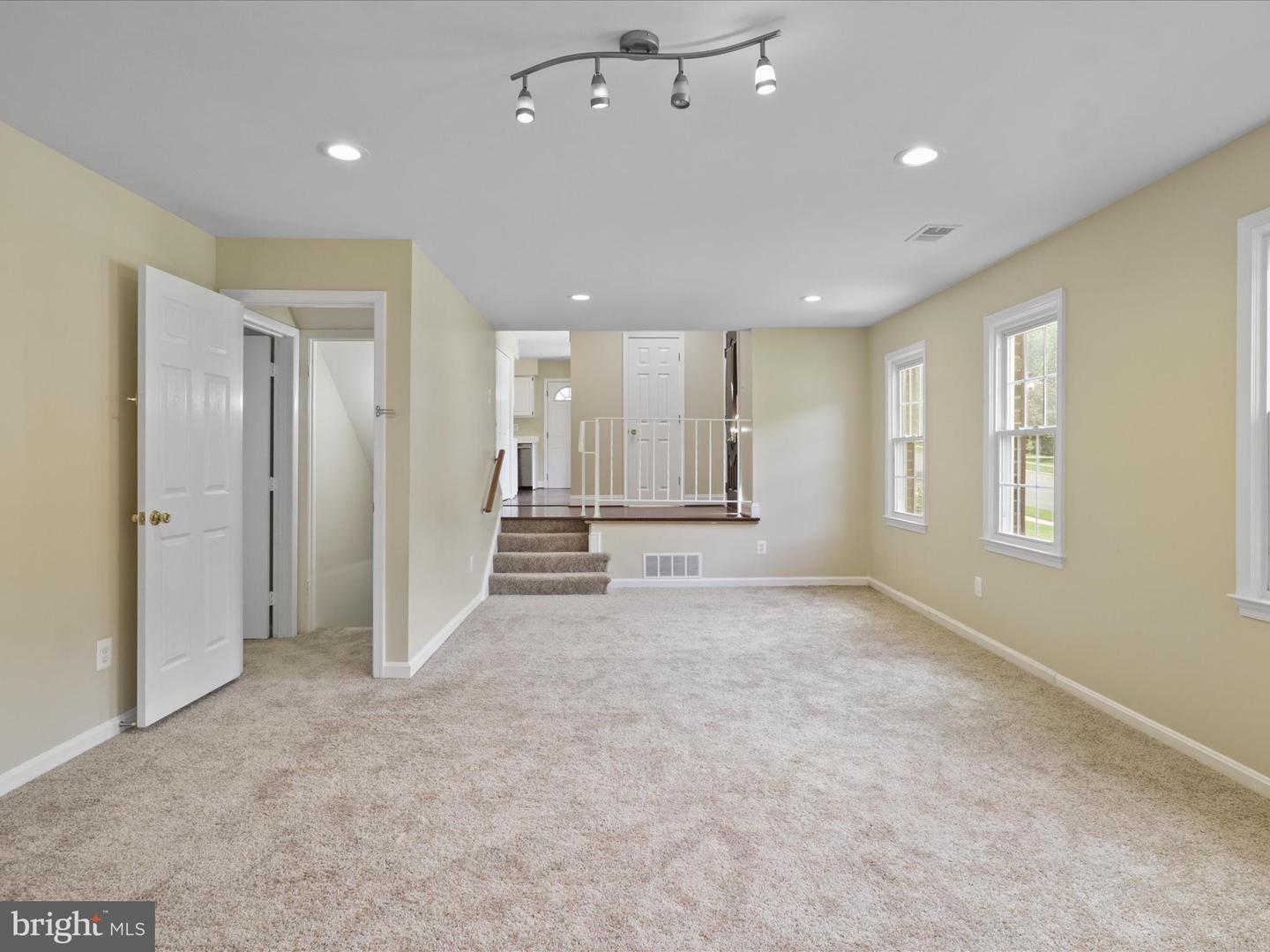 8701 ETTA DR, SPRINGFIELD, Virginia 22152, 5 Bedrooms Bedrooms, ,4 BathroomsBathrooms,Residential,For sale,8701 ETTA DR,VAFX2247936 MLS # VAFX2247936