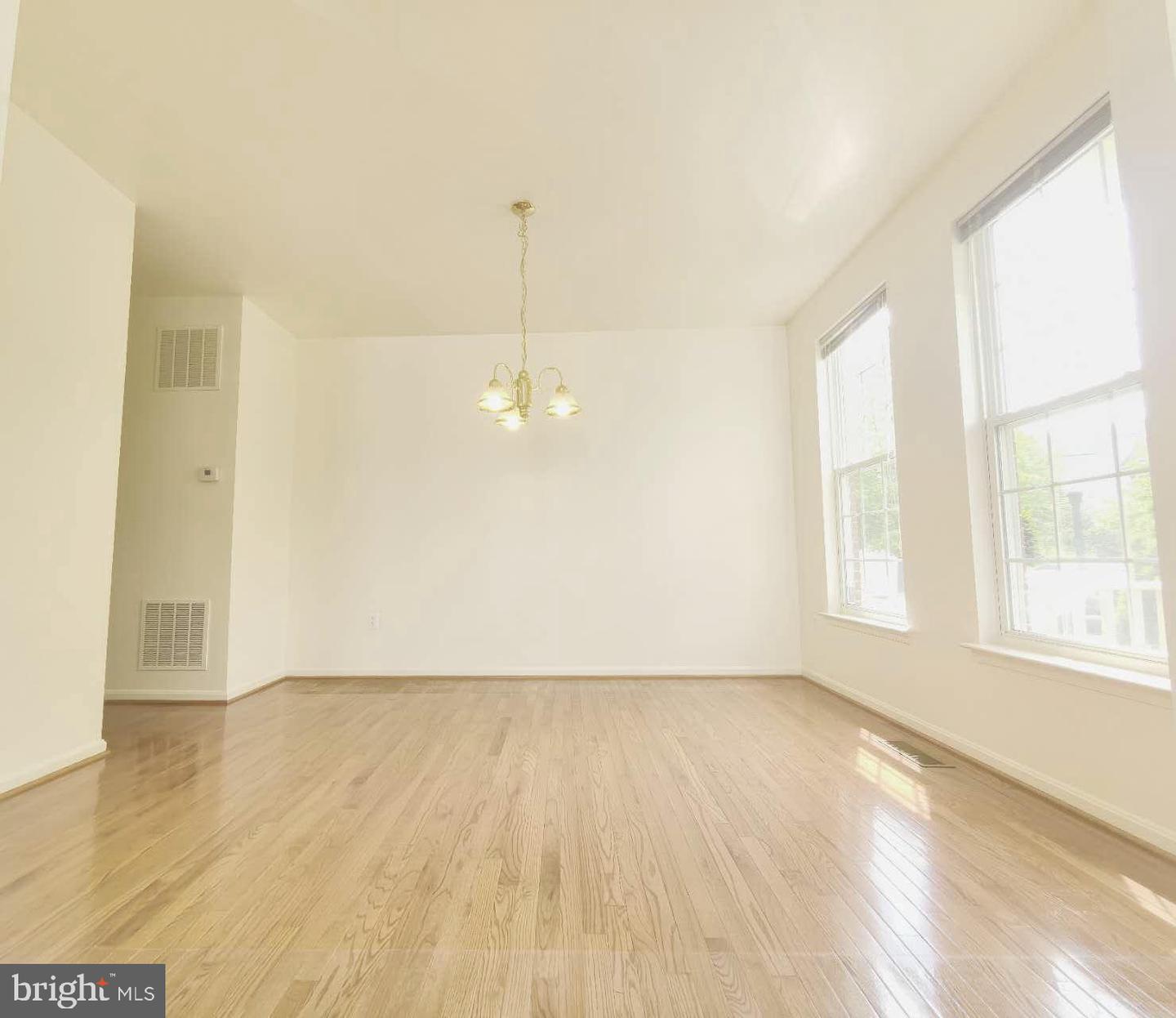 35547 SARASOTA ST, ROUND HILL, Virginia 20141, 4 Bedrooms Bedrooms, 4 Rooms Rooms,3 BathroomsBathrooms,Residential,For sale,35547 SARASOTA ST,VALO2098506 MLS # VALO2098506