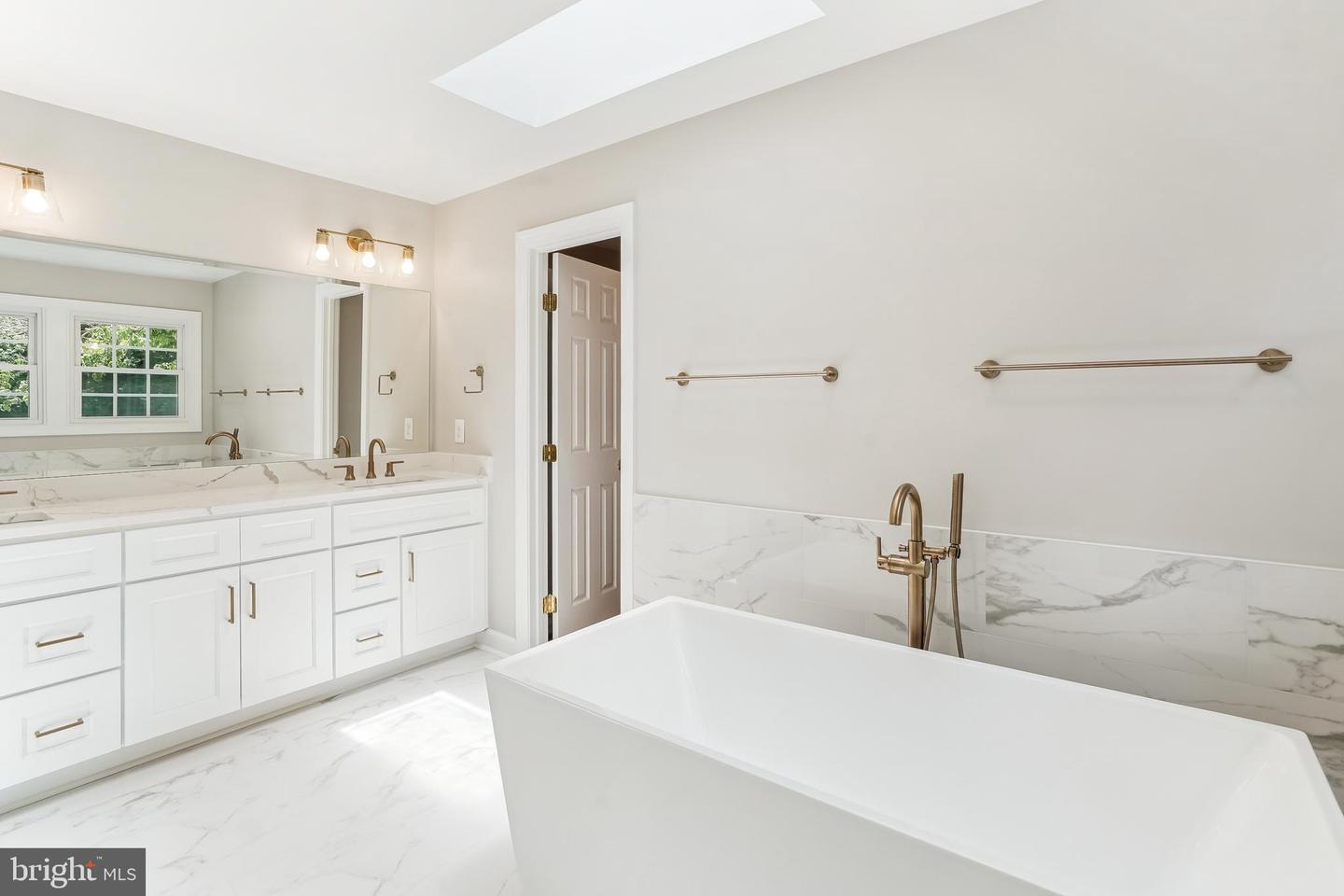 9711 BROOKSTONE LN, VIENNA, Virginia 22182, 5 Bedrooms Bedrooms, ,5 BathroomsBathrooms,Residential,For sale,9711 BROOKSTONE LN,VAFX2246520 MLS # VAFX2246520