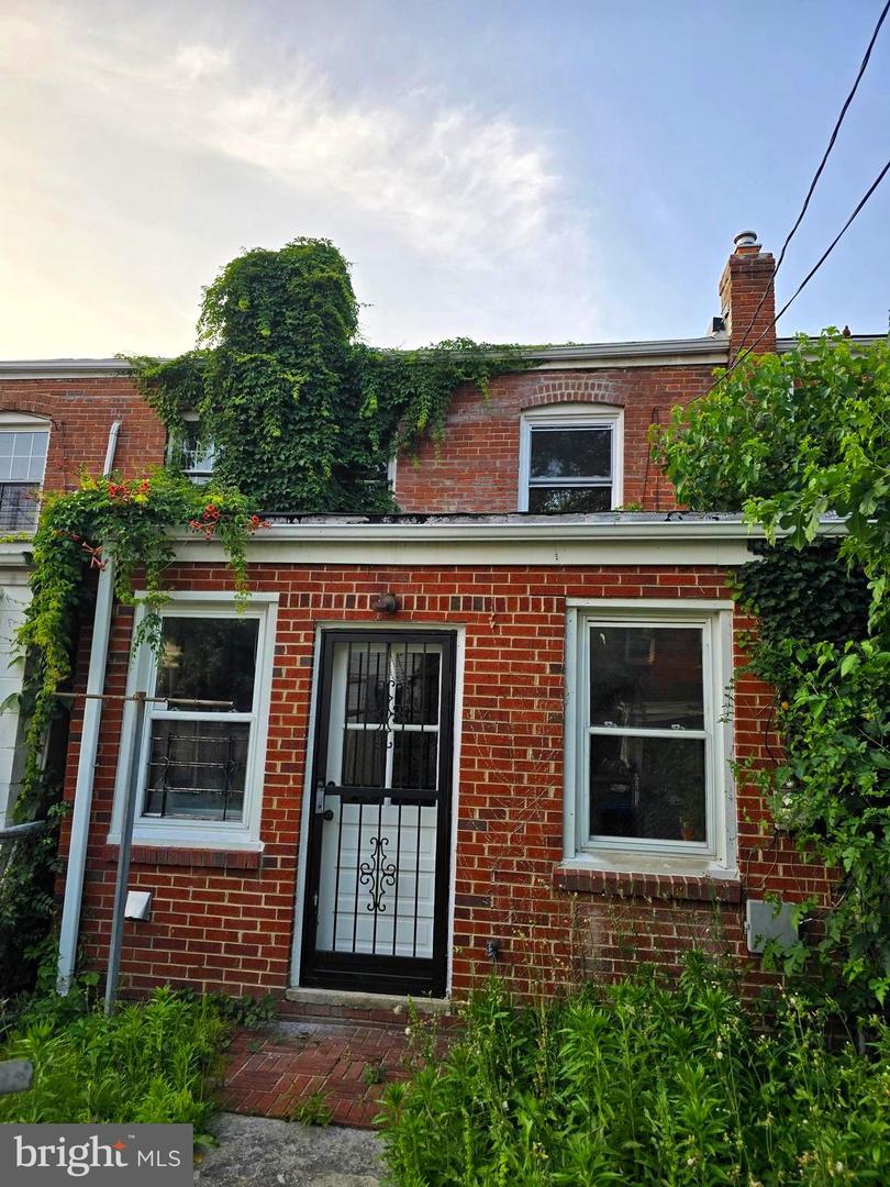 3333 CLAY PL NE, WASHINGTON, District Of Columbia 20019, 2 Bedrooms Bedrooms, ,1 BathroomBathrooms,Residential,For sale,3333 CLAY PL NE,DCDC2206114 MLS # DCDC2206114