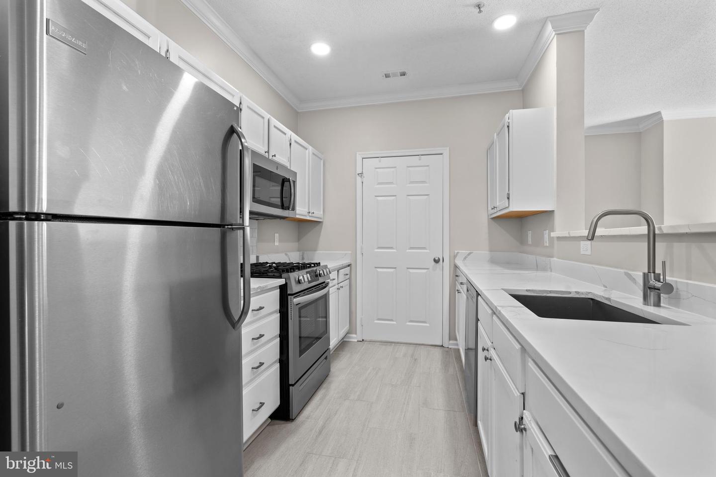 1701 LAKE SHORE CREST DR #11, RESTON, Virginia 20190, 2 Bedrooms Bedrooms, ,2 BathroomsBathrooms,Residential,For sale,1701 LAKE SHORE CREST DR #11,VAFX2226046 MLS # VAFX2226046