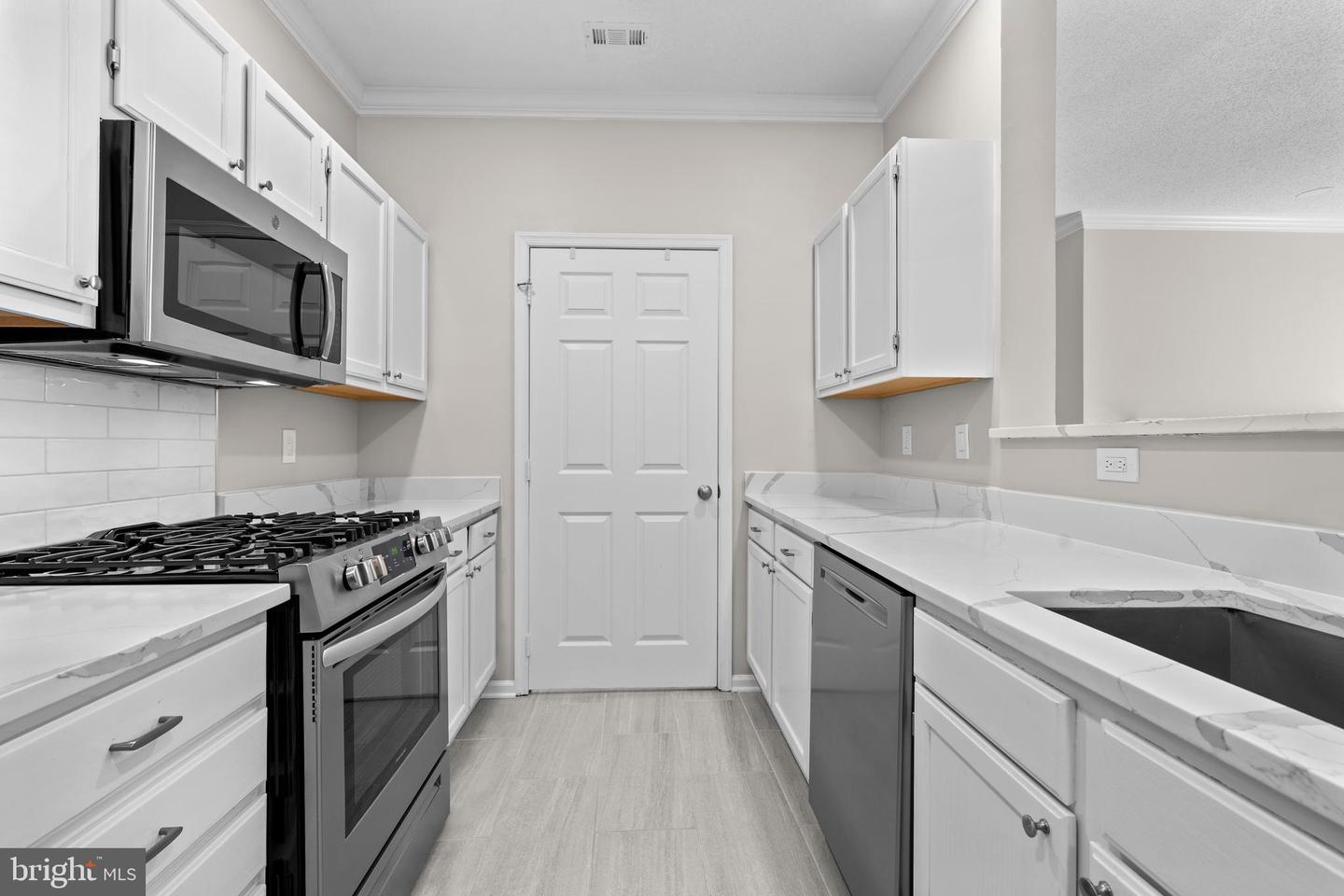 1701 LAKE SHORE CREST DR #11, RESTON, Virginia 20190, 2 Bedrooms Bedrooms, ,2 BathroomsBathrooms,Residential,For sale,1701 LAKE SHORE CREST DR #11,VAFX2226046 MLS # VAFX2226046