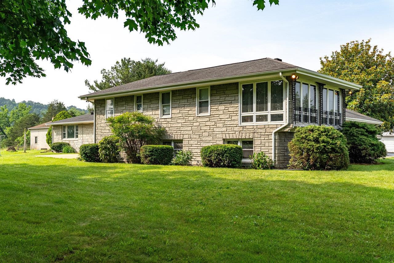 4490 NORTH VALLEY PIKE, ROCKINGHAM, Virginia 22802, 4 Bedrooms Bedrooms, ,3 BathroomsBathrooms,Residential,4490 NORTH VALLEY PIKE,665840 MLS # 665840
