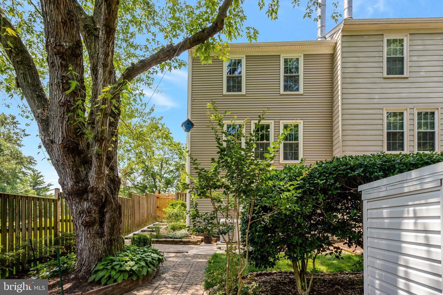 7457 HATHERLEIGH CT, ALEXANDRIA, Virginia 22315, 2 Bedrooms Bedrooms, ,3 BathroomsBathrooms,Residential,For sale,7457 HATHERLEIGH CT,VAFX2246810 MLS # VAFX2246810