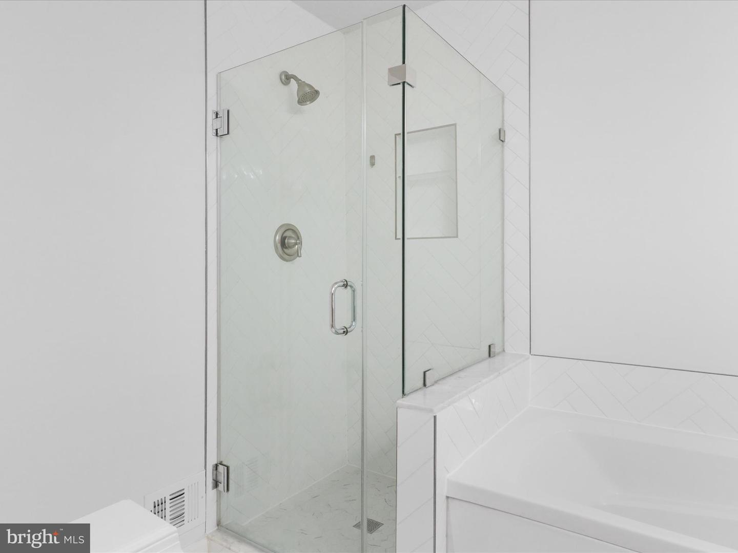 1909 KENWOOD AVE #303, ALEXANDRIA, Virginia 22302, 2 Bedrooms Bedrooms, ,2 BathroomsBathrooms,Residential,For sale,1909 KENWOOD AVE #303,VAAX2043868 MLS # VAAX2043868