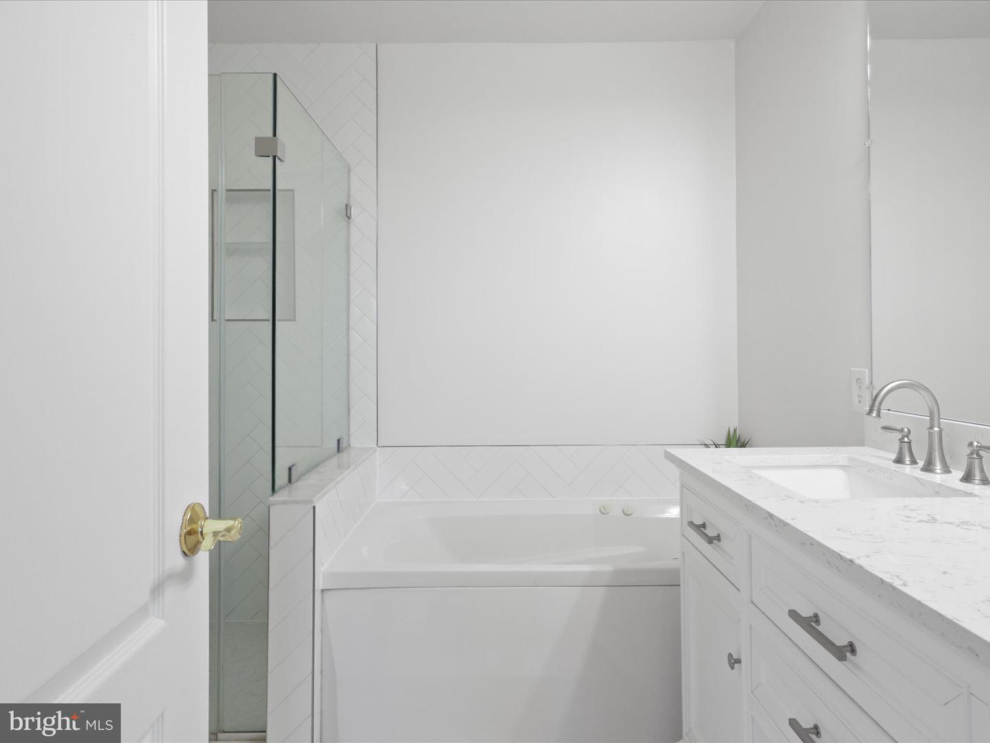 1909 KENWOOD AVE #303, ALEXANDRIA, Virginia 22302, 2 Bedrooms Bedrooms, ,2 BathroomsBathrooms,Residential,For sale,1909 KENWOOD AVE #303,VAAX2043868 MLS # VAAX2043868