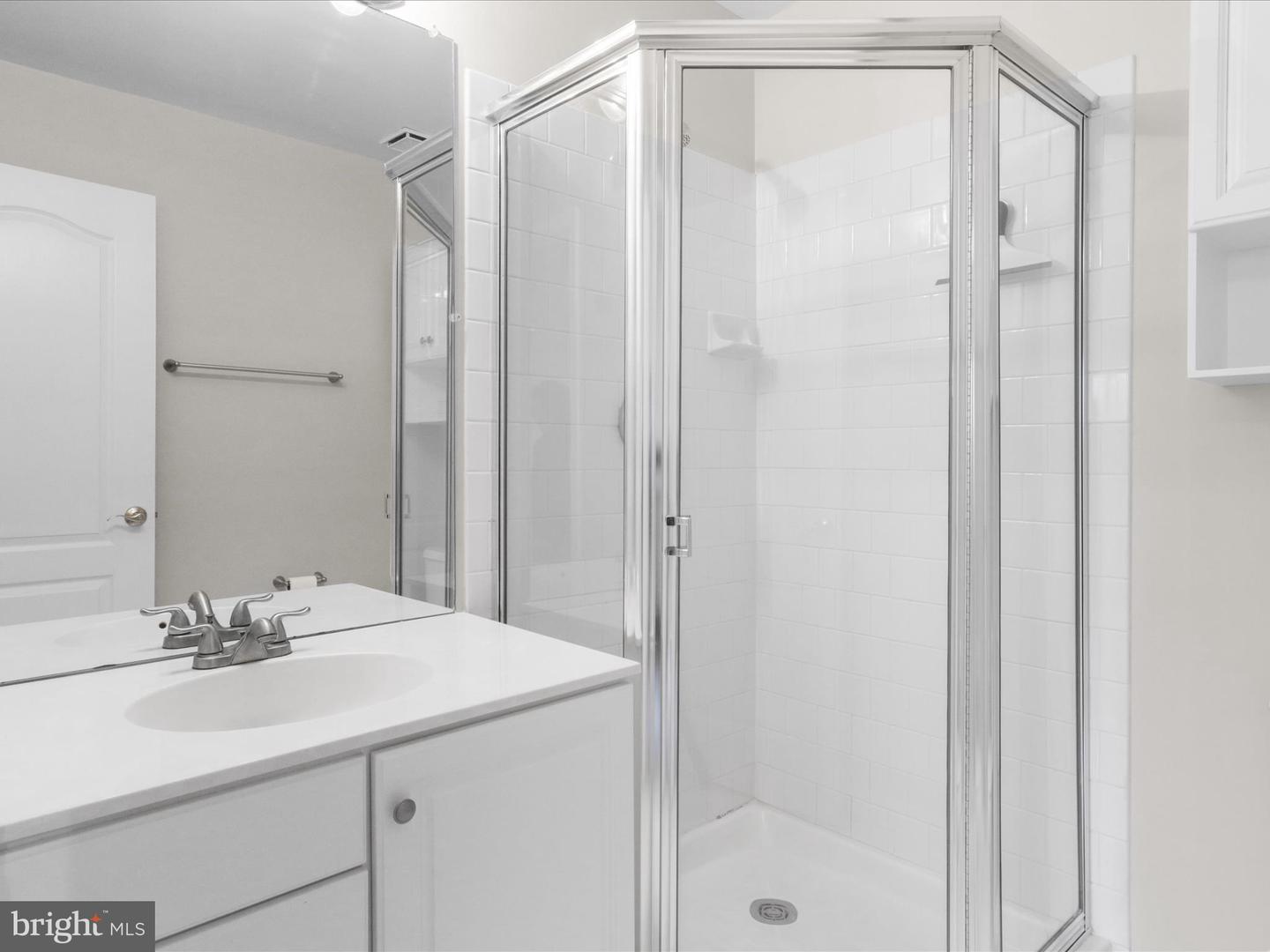 1909 KENWOOD AVE #303, ALEXANDRIA, Virginia 22302, 2 Bedrooms Bedrooms, ,2 BathroomsBathrooms,Residential,For sale,1909 KENWOOD AVE #303,VAAX2043868 MLS # VAAX2043868