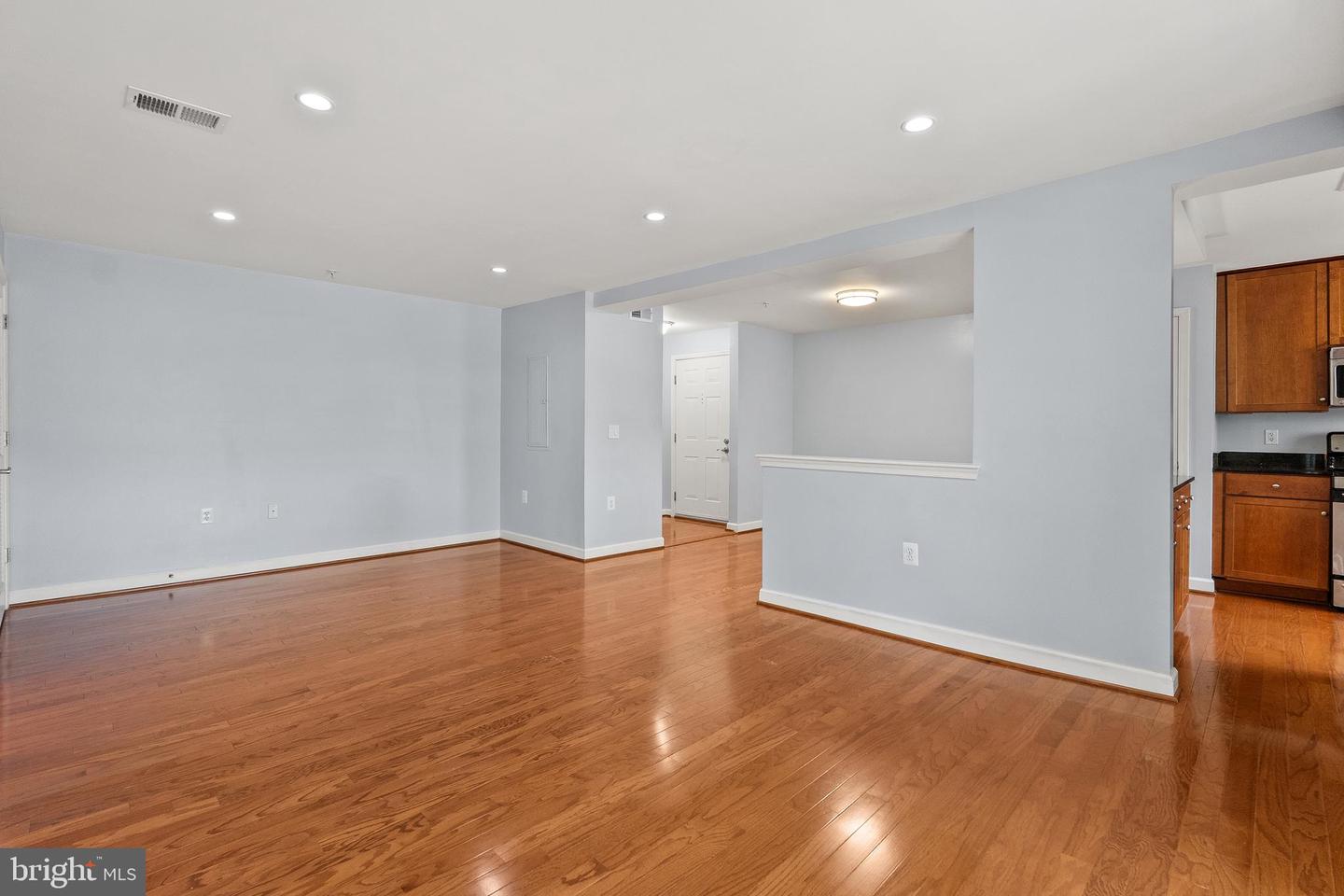 4165 S FOUR MILE RUN DR #203, ARLINGTON, Virginia 22204, 2 Bedrooms Bedrooms, ,2 BathroomsBathrooms,Residential,For sale,4165 S FOUR MILE RUN DR #203,VAAR2059012 MLS # VAAR2059012