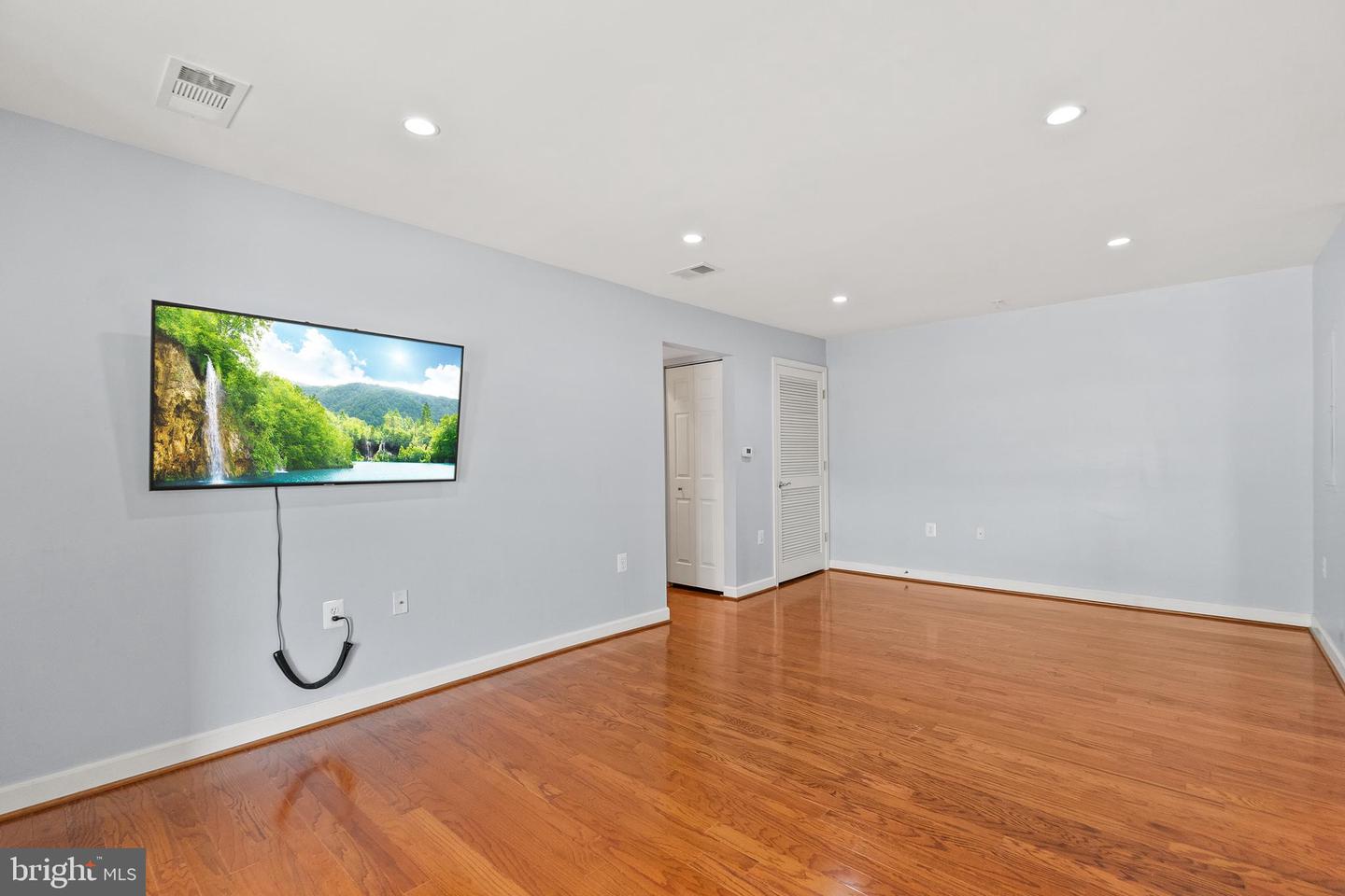 4165 S FOUR MILE RUN DR #203, ARLINGTON, Virginia 22204, 2 Bedrooms Bedrooms, ,2 BathroomsBathrooms,Residential,For sale,4165 S FOUR MILE RUN DR #203,VAAR2059012 MLS # VAAR2059012