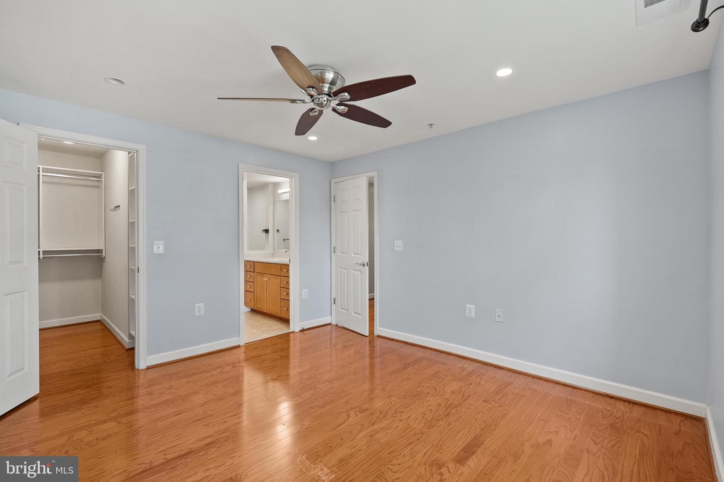 4165 S FOUR MILE RUN DR #203, ARLINGTON, Virginia 22204, 2 Bedrooms Bedrooms, ,2 BathroomsBathrooms,Residential,For sale,4165 S FOUR MILE RUN DR #203,VAAR2059012 MLS # VAAR2059012