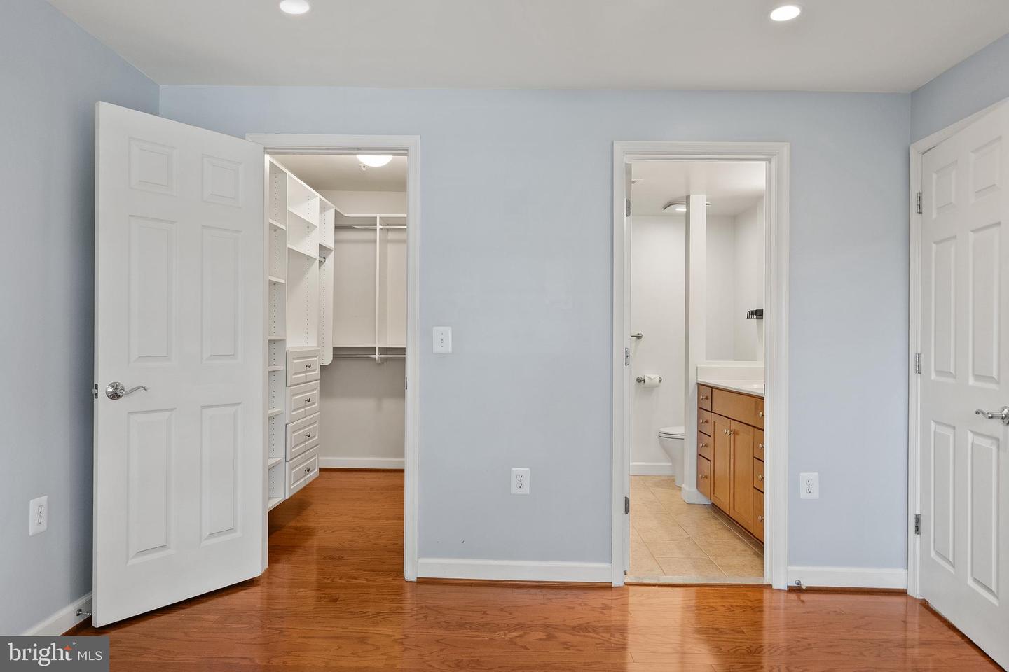 4165 S FOUR MILE RUN DR #203, ARLINGTON, Virginia 22204, 2 Bedrooms Bedrooms, ,2 BathroomsBathrooms,Residential,For sale,4165 S FOUR MILE RUN DR #203,VAAR2059012 MLS # VAAR2059012