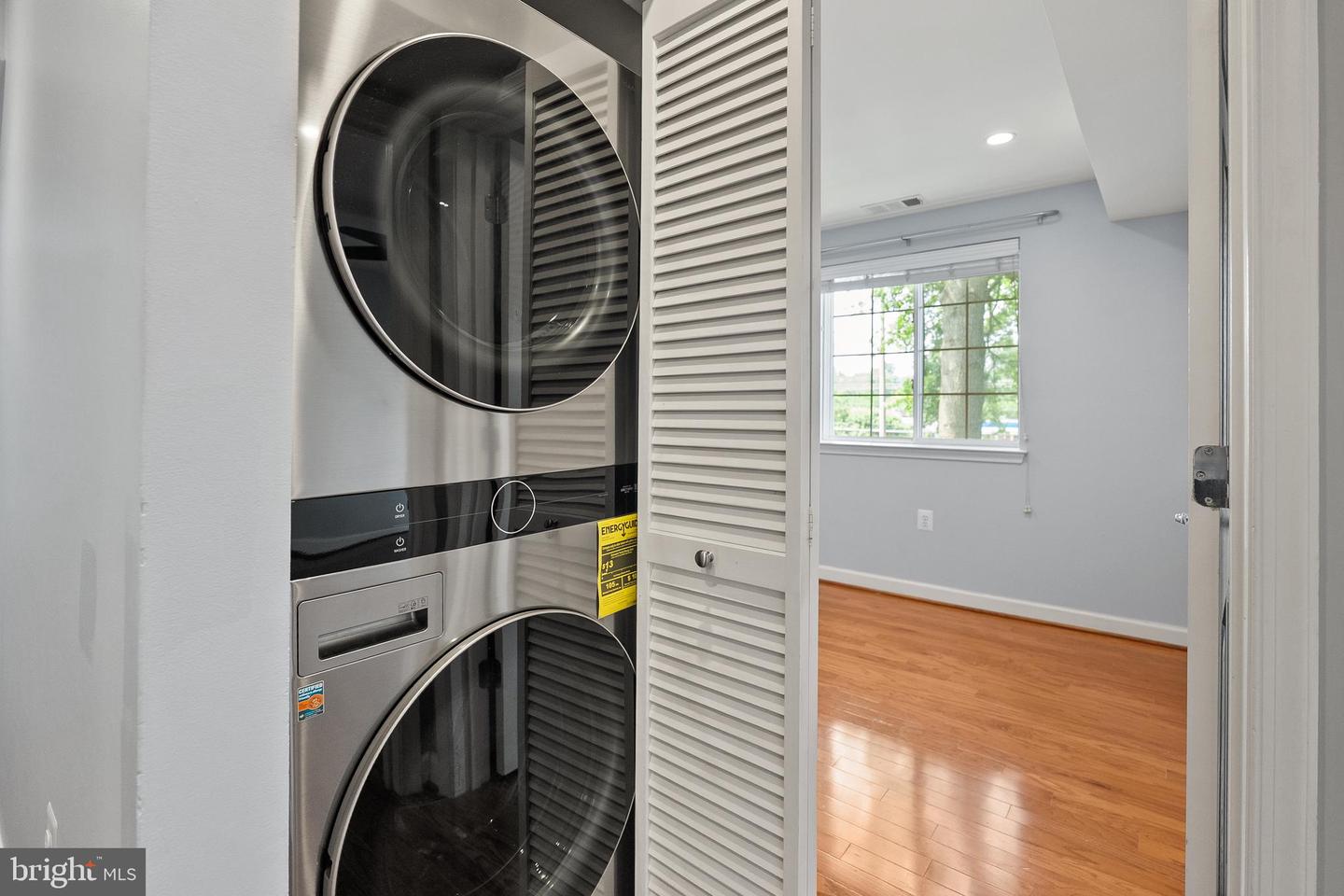 4165 S FOUR MILE RUN DR #203, ARLINGTON, Virginia 22204, 2 Bedrooms Bedrooms, ,2 BathroomsBathrooms,Residential,For sale,4165 S FOUR MILE RUN DR #203,VAAR2059012 MLS # VAAR2059012