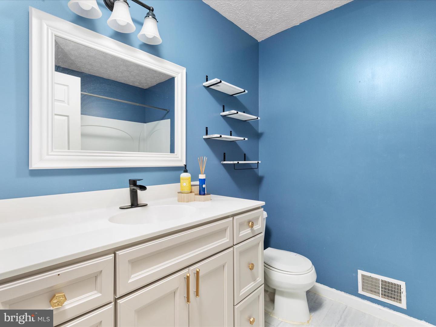 237 LAKEVIEW DR, CROSS JUNCTION, Virginia 22625, 3 Bedrooms Bedrooms, ,2 BathroomsBathrooms,Residential,For sale,237 LAKEVIEW DR,VAFV2034842 MLS # VAFV2034842