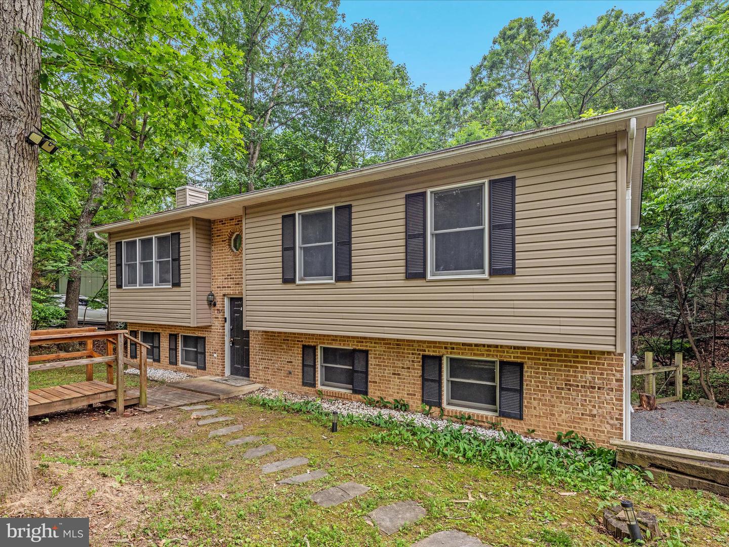 237 LAKEVIEW DR, CROSS JUNCTION, Virginia 22625, 3 Bedrooms Bedrooms, ,2 BathroomsBathrooms,Residential,For sale,237 LAKEVIEW DR,VAFV2034842 MLS # VAFV2034842