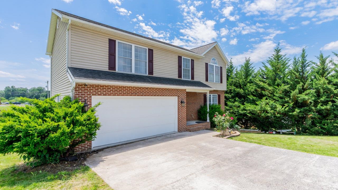 1411 SHENSTONE DR, HARRISONBURG, Virginia 22802, 4 Bedrooms Bedrooms, ,3 BathroomsBathrooms,Residential,1411 SHENSTONE DR,665893 MLS # 665893