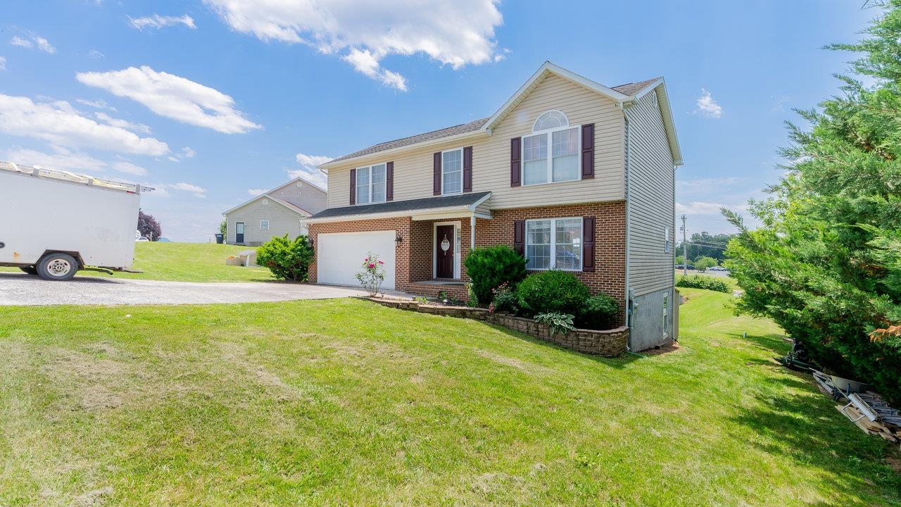 1411 SHENSTONE DR, HARRISONBURG, Virginia 22802, 4 Bedrooms Bedrooms, ,3 BathroomsBathrooms,Residential,1411 SHENSTONE DR,665893 MLS # 665893