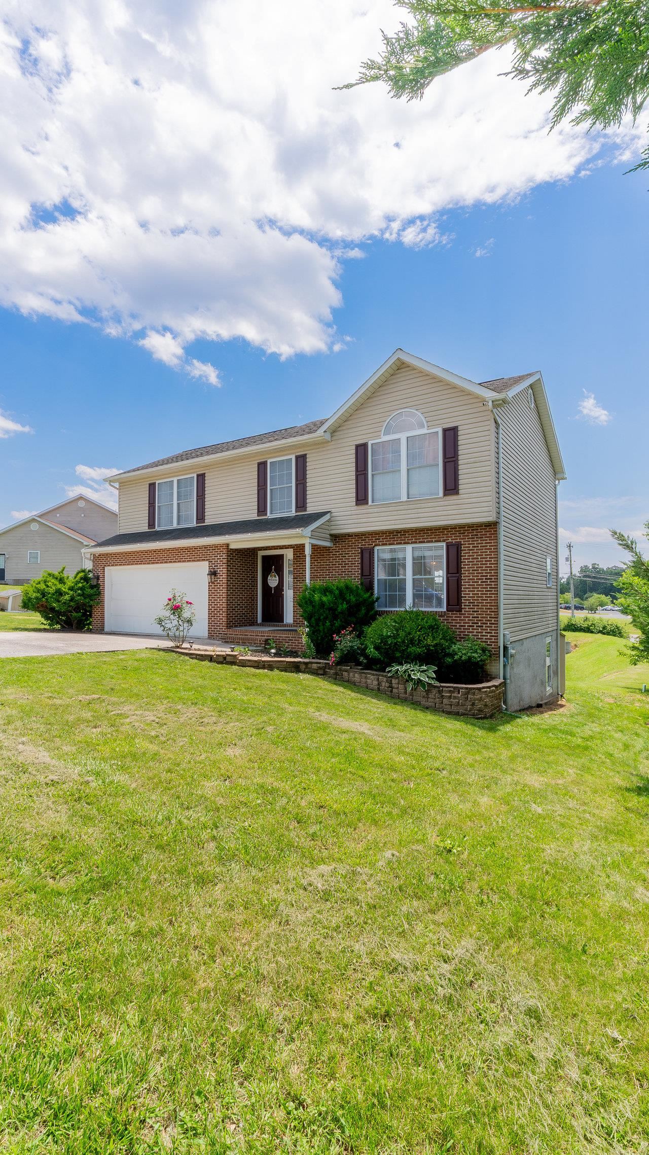 1411 SHENSTONE DR, HARRISONBURG, Virginia 22802, 4 Bedrooms Bedrooms, ,3 BathroomsBathrooms,Residential,1411 SHENSTONE DR,665893 MLS # 665893