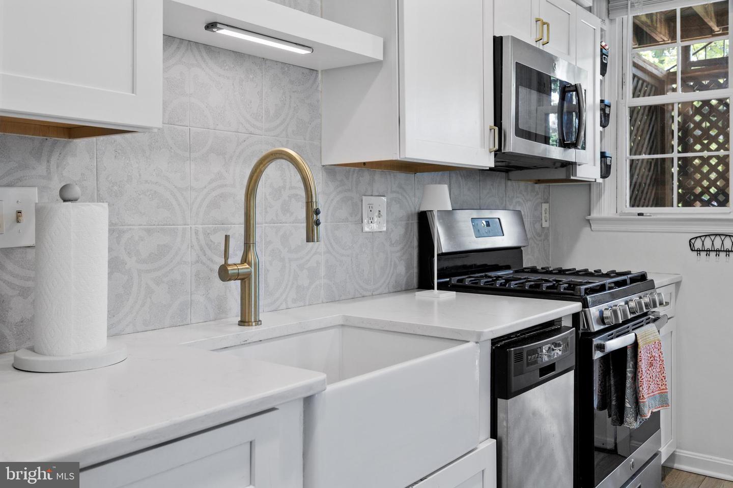 3 RUSSELL RD #3B, ALEXANDRIA, Virginia 22301, 2 Bedrooms Bedrooms, ,1 BathroomBathrooms,Residential,For sale,3 RUSSELL RD #3B,VAAX2045646 MLS # VAAX2045646