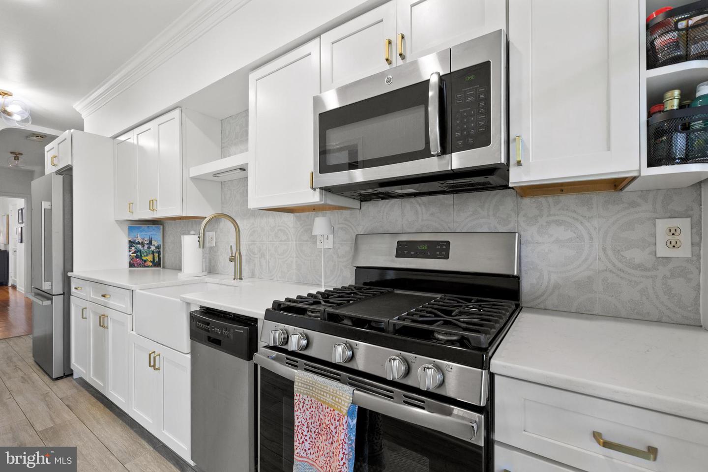 3 RUSSELL RD #3B, ALEXANDRIA, Virginia 22301, 2 Bedrooms Bedrooms, ,1 BathroomBathrooms,Residential,For sale,3 RUSSELL RD #3B,VAAX2045646 MLS # VAAX2045646
