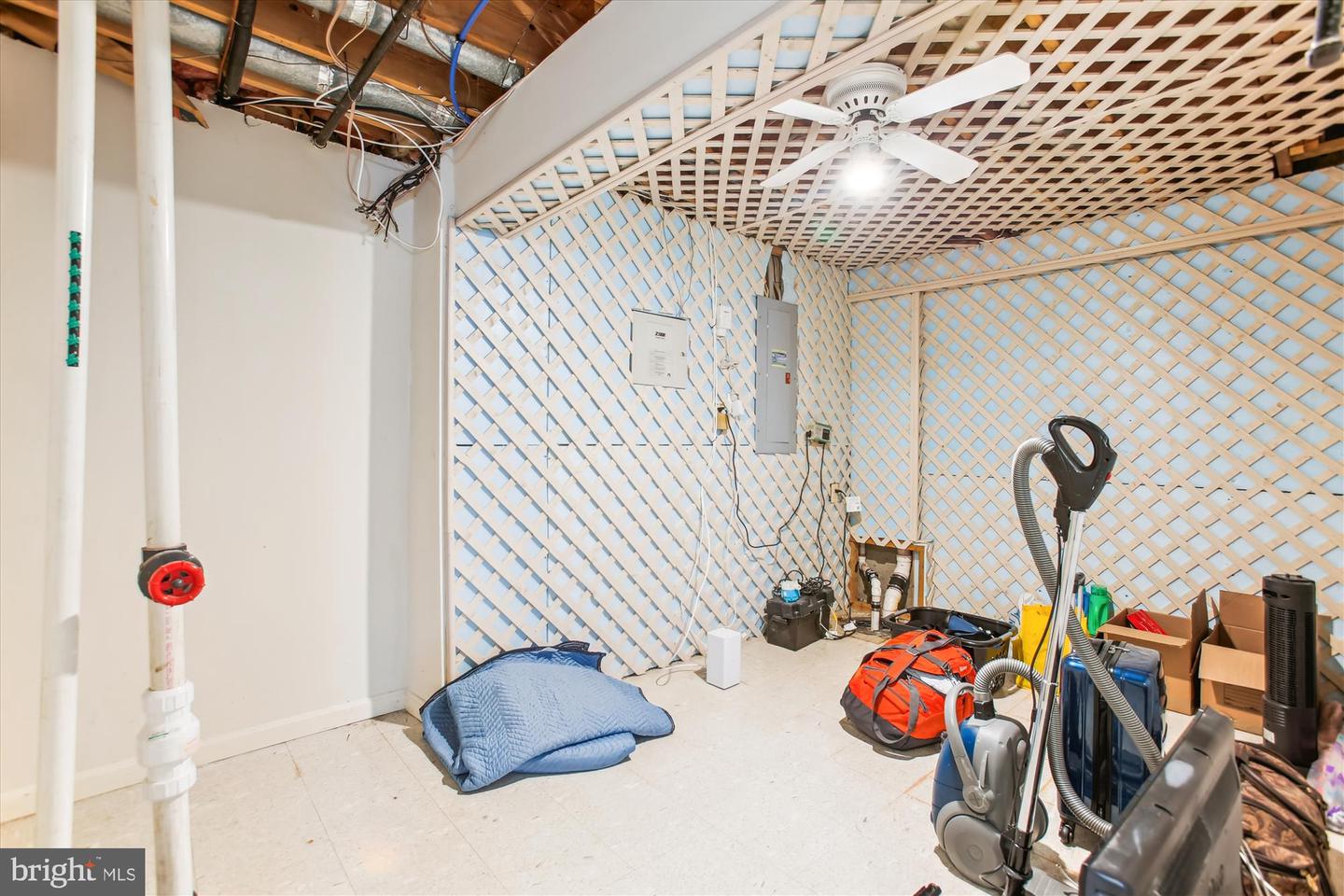 6584 FORSYTHIA ST, SPRINGFIELD, Virginia 22150, 3 Bedrooms Bedrooms, ,3 BathroomsBathrooms,Residential,For sale,6584 FORSYTHIA ST,VAFX2244200 MLS # VAFX2244200