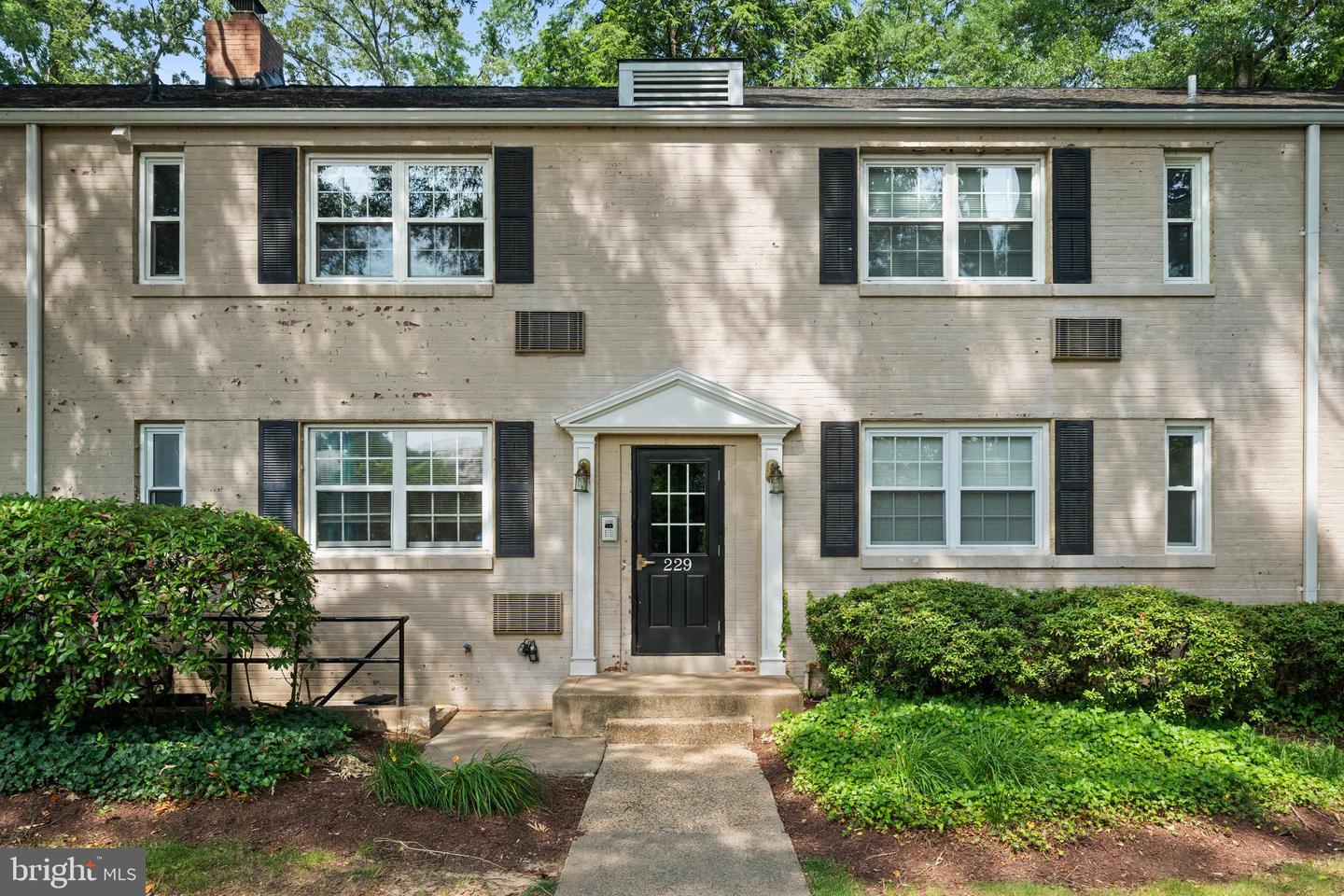 229 N GEORGE MASON DR #229-1, ARLINGTON, Virginia 22203, 1 Bedroom Bedrooms, ,1 BathroomBathrooms,Residential,For sale,229 N GEORGE MASON DR #229-1,VAAR2059068 MLS # VAAR2059068