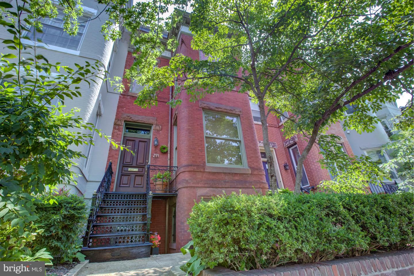 244 8TH ST SE, WASHINGTON, District Of Columbia 20003, 3 Bedrooms Bedrooms, ,3 BathroomsBathrooms,Residential,For sale,244 8TH ST SE,DCDC2206082 MLS # DCDC2206082