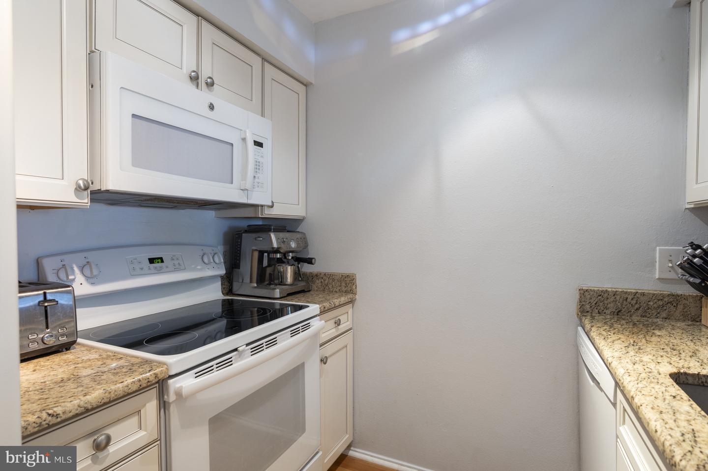 3311 WYNDHAM CIR #2196, ALEXANDRIA, Virginia 22302, 1 Bedroom Bedrooms, ,1 BathroomBathrooms,Residential,For sale,3311 WYNDHAM CIR #2196,VAAX2046610 MLS # VAAX2046610