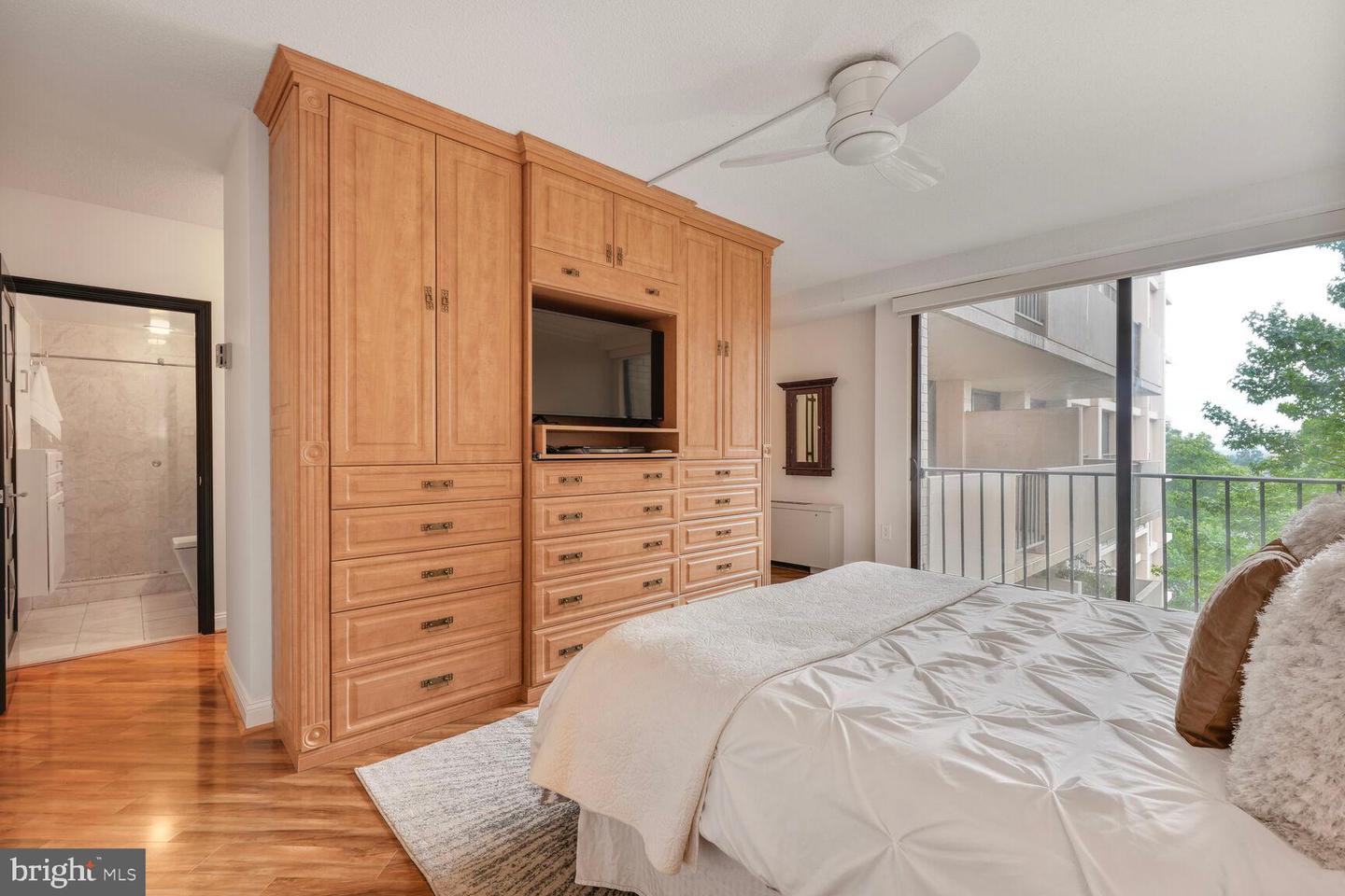 4141 N HENDERSON RD #726, ARLINGTON, Virginia 22203, 1 Bedroom Bedrooms, ,1 BathroomBathrooms,Residential,For sale,4141 N HENDERSON RD #726,VAAR2057998 MLS # VAAR2057998
