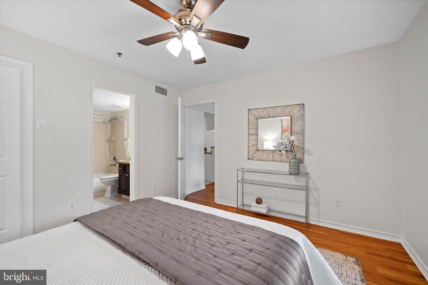 1524 LINCOLN WAY #111, MCLEAN, Virginia 22102, 2 Bedrooms Bedrooms, ,2 BathroomsBathrooms,Residential,For sale,1524 LINCOLN WAY #111,VAFX2244570 MLS # VAFX2244570
